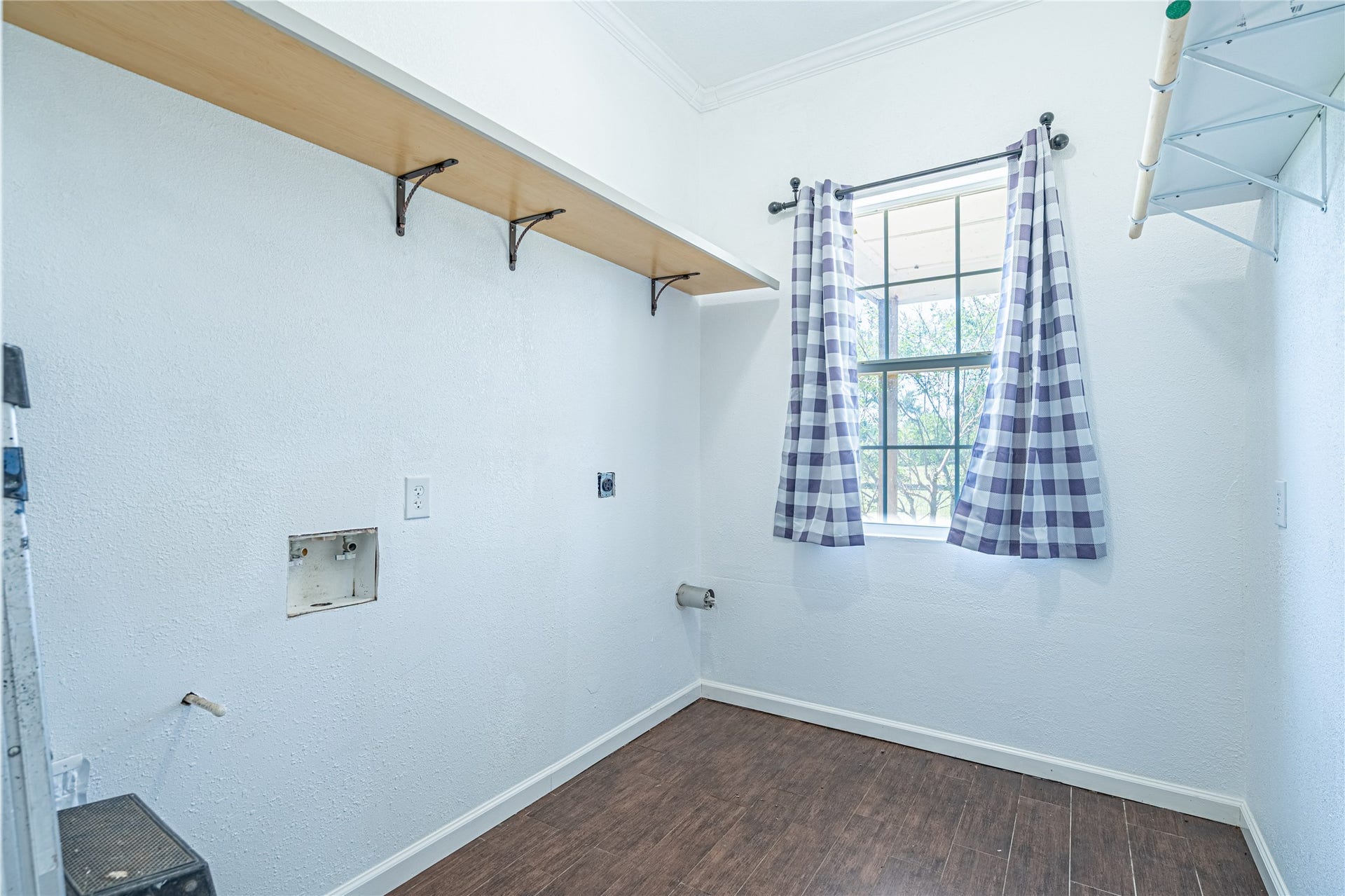 41802 Aggie Gee - Utility Room
