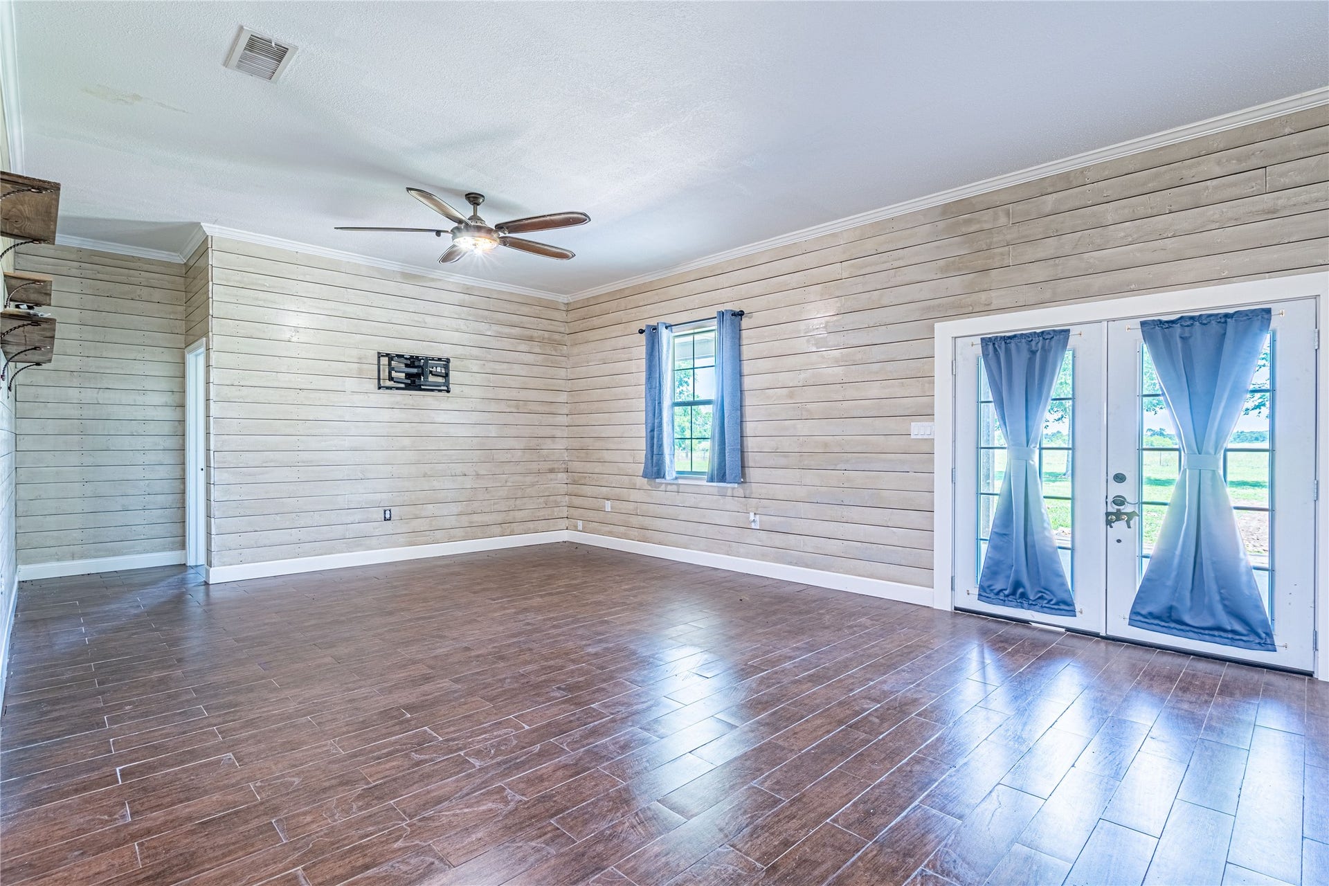 41802 Aggie Gee - Living Room
