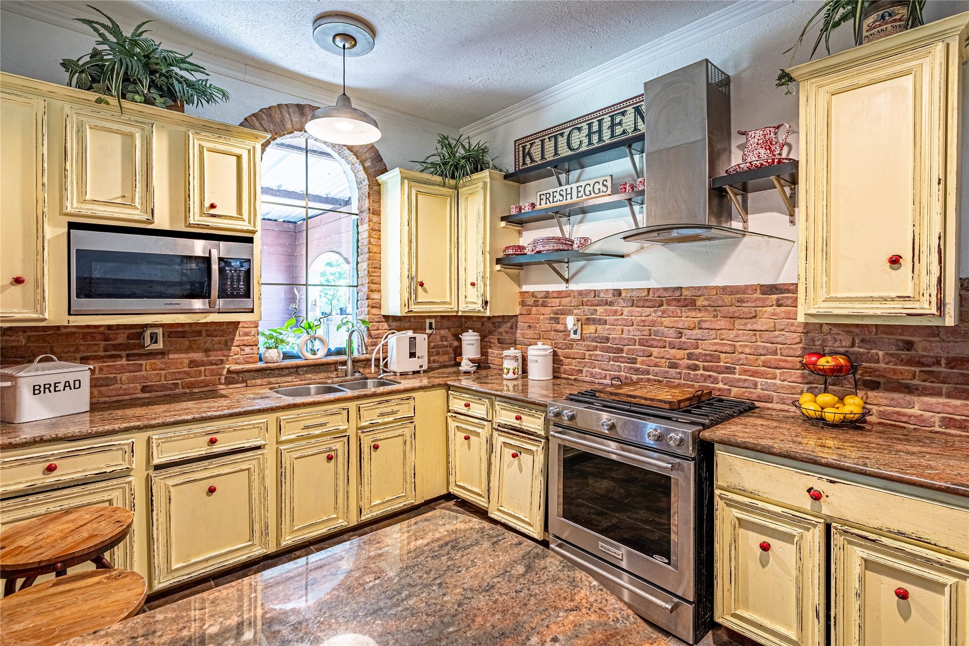 41800 Aggie Gee - Kitchen
