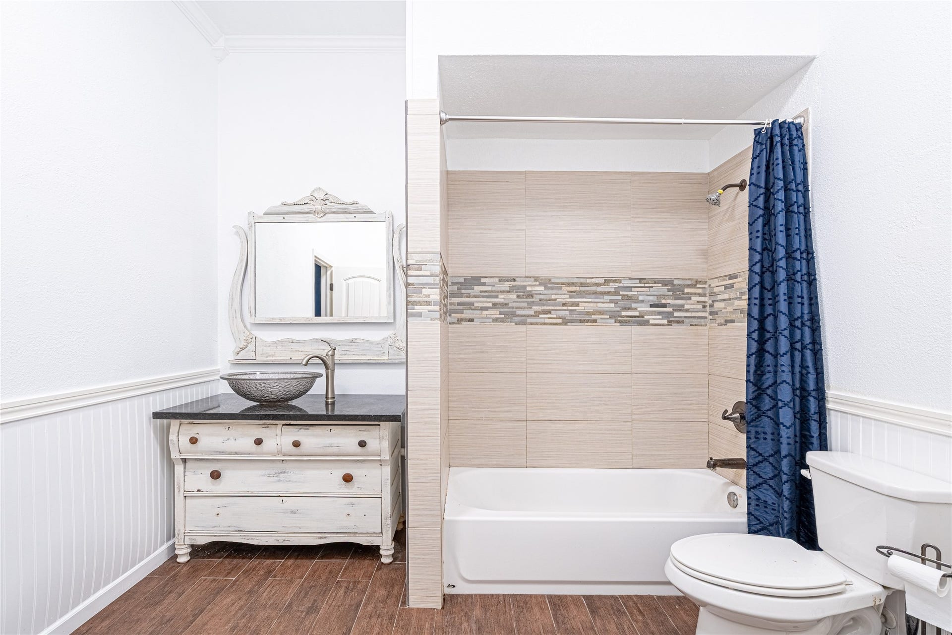 41802 Aggie Gee - 2nd Bathroom