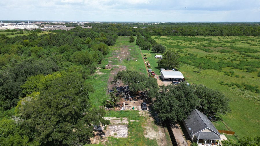 Property photo for 418 W Archer Road, Baytown, TX