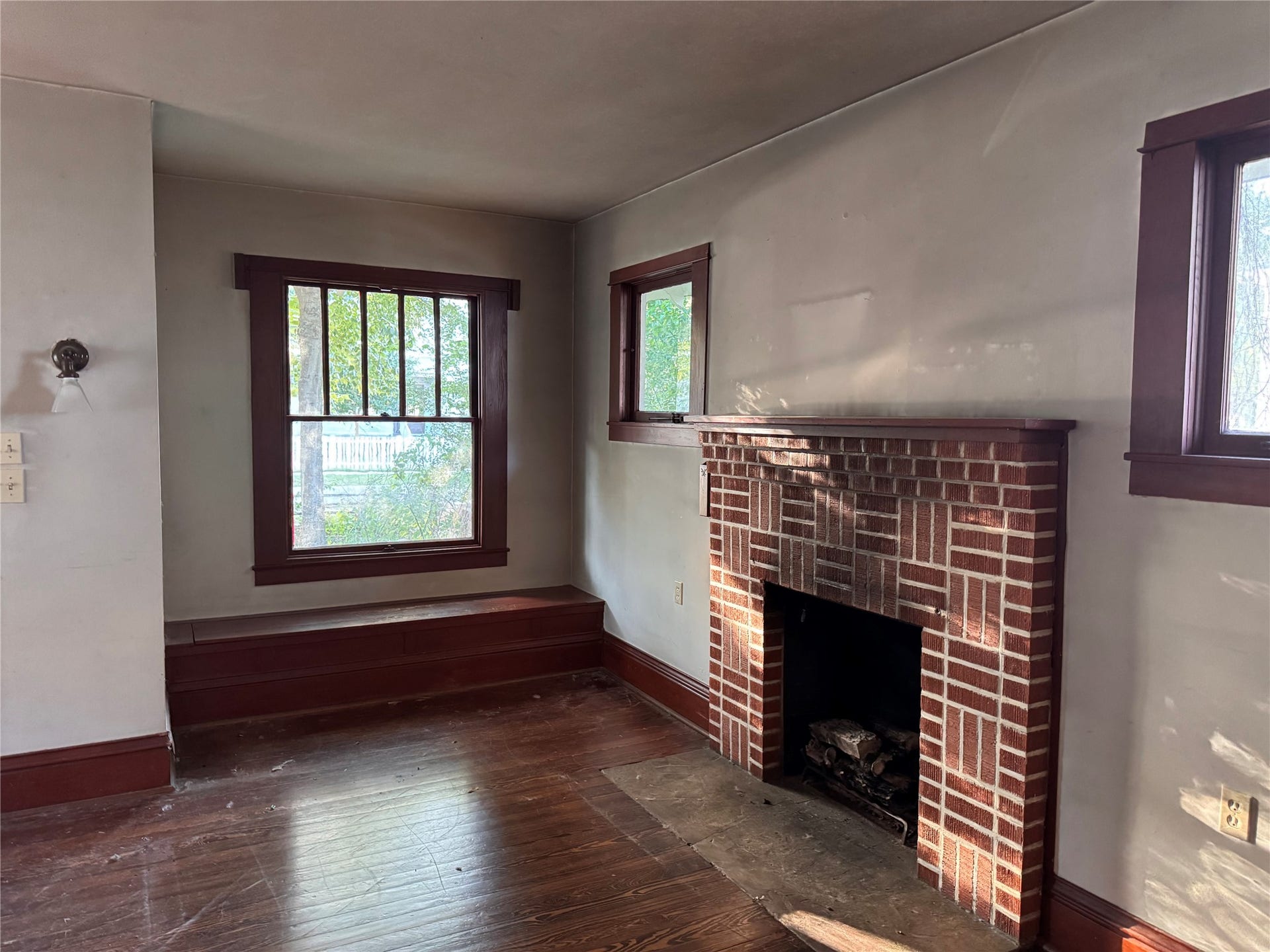 1440 Ashland Street, Houston, TX 77008 Living Room with Window Seat
