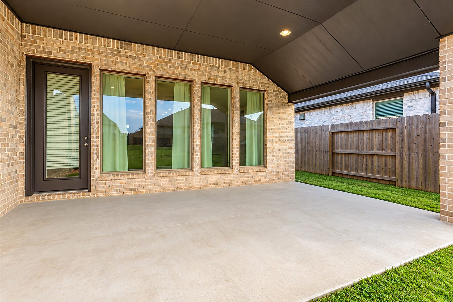 30047 Gold Finch Place, Fulshear, TX 77441 Welcome To Your Spacious Covered Patio W/ Elegant Brickwork & Large Windows. Whether Enjoying Your Morning Coffee Or A Cocktail At Night, This Space Is Ideal For Outdoor Relaxation & Entertaining.