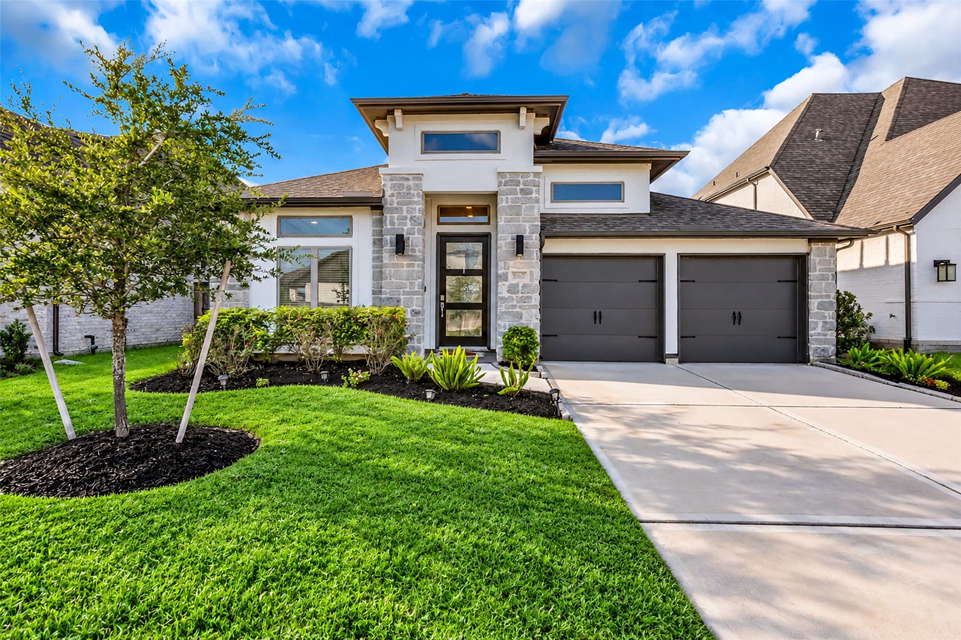 30047 Gold Finch Place, Fulshear, TX 77441 Welcome To 30047 Golf Finch Place! Your Modern Perry Home Features Elegant Stone Faade, Elegant Design, And A Manicured Front Lawn, & Spacious Two-car Garage.