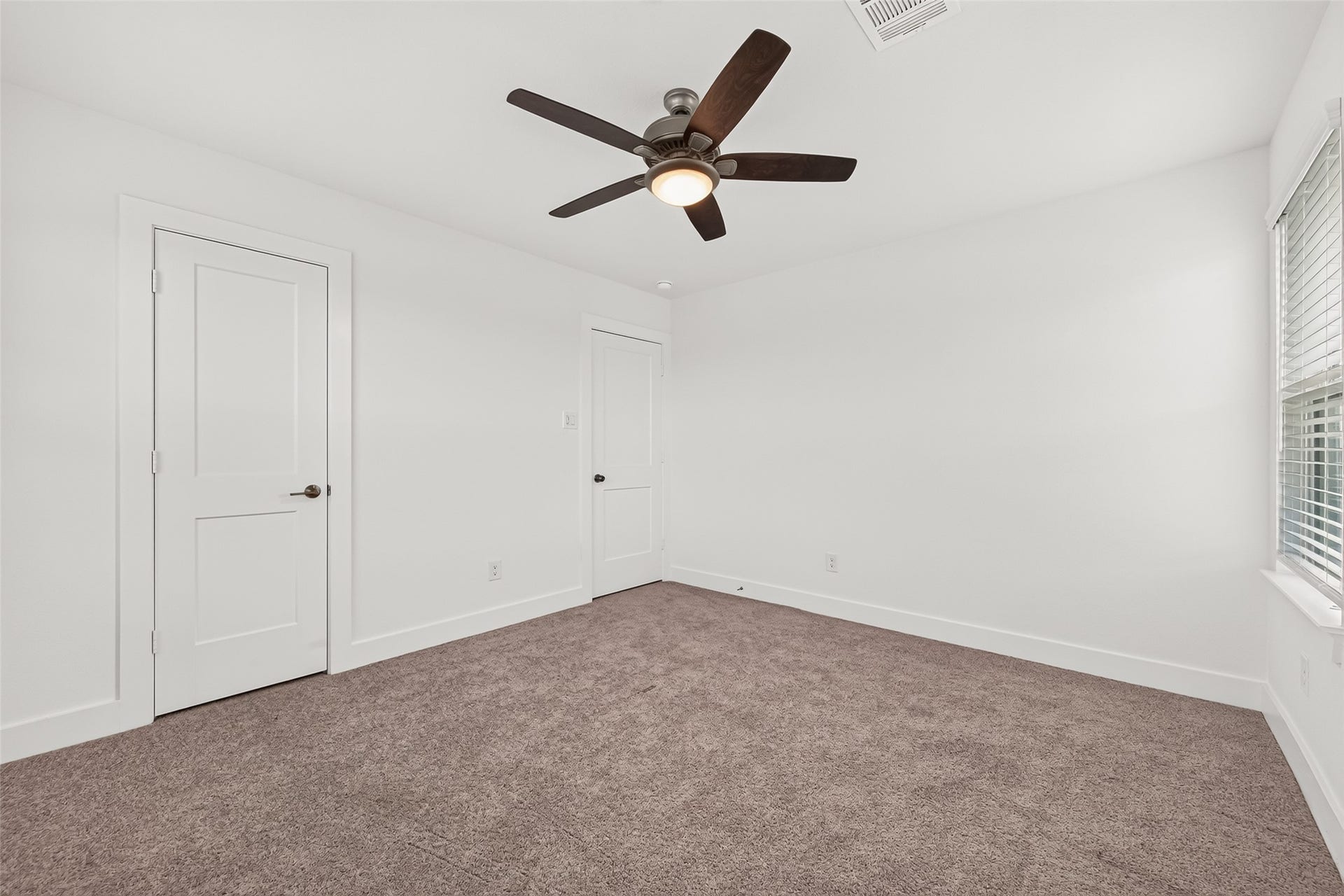 2002 Flatland Drive, Rosenberg, TX 77471 Upstairs bedroom with carpet, ceiling fan, and closet.
