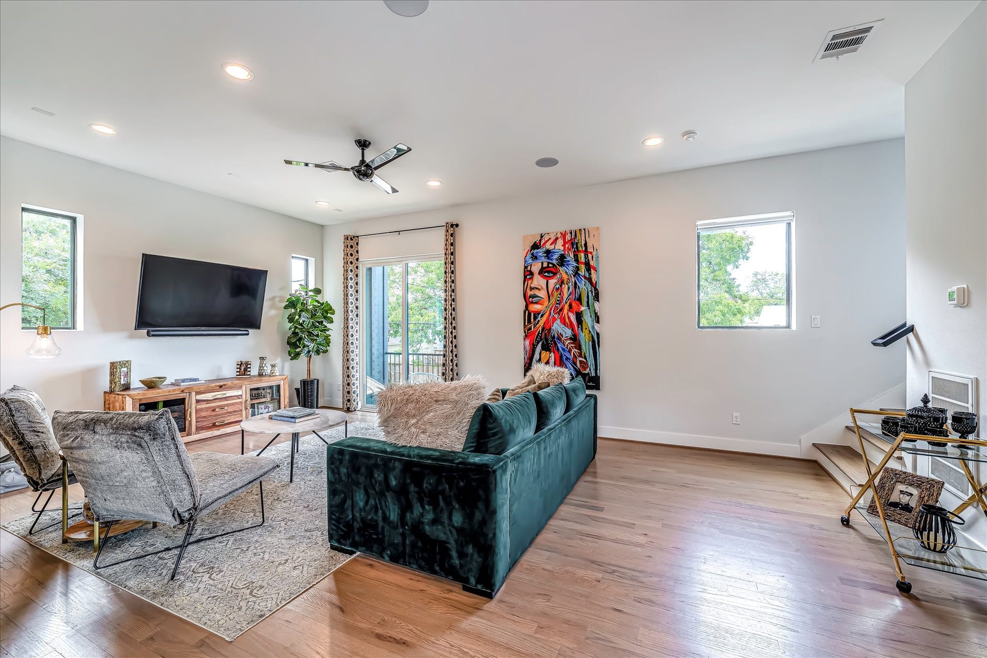 3514 Arlington Street, Houston, TX 77018 Ideal layout for entertaining with seamless flow between the living area, dining space, and kitchen. Photos reflect previous furnishings. Home is currently vacant. Furnishings shown are for illustrative purposes only.