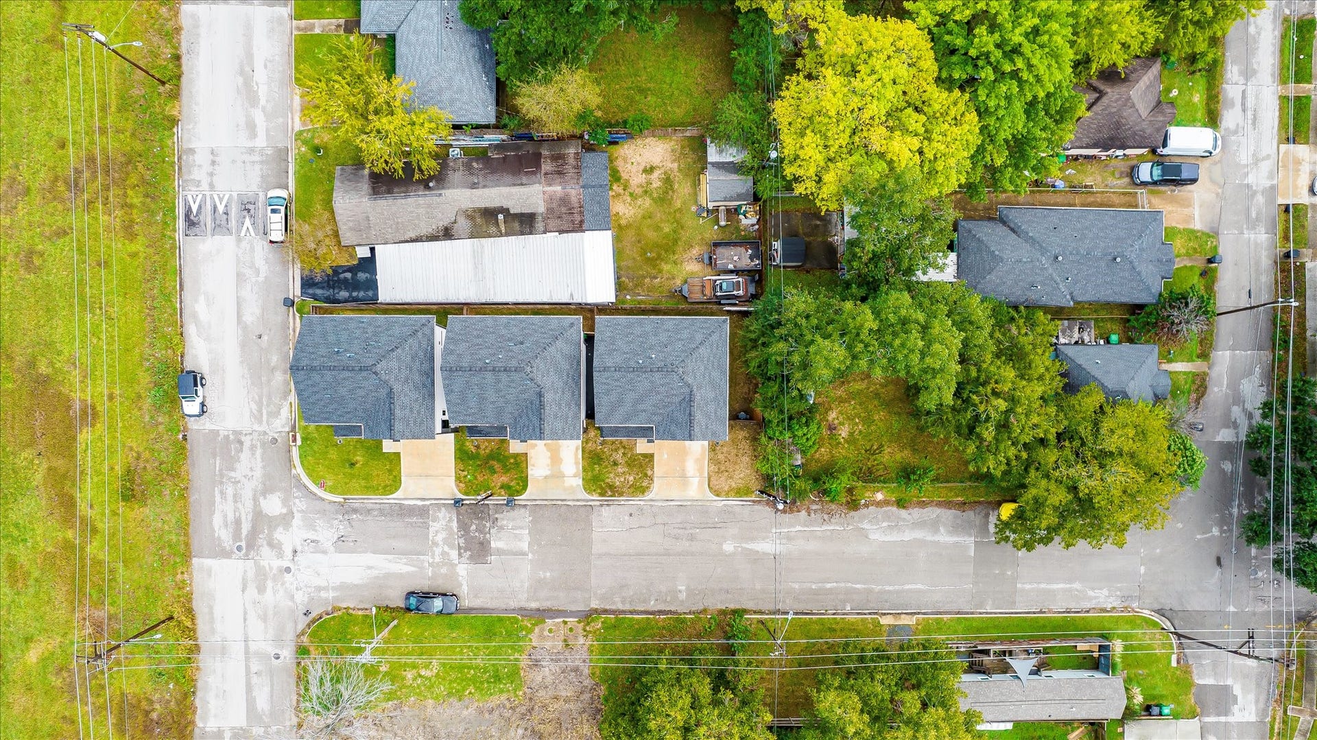3514 Arlington Street, Houston, TX 77018 Experience urban living with neighborhood charm, generous green space, and close proximity to parks, breweries, coffee shops, and local favorites.
