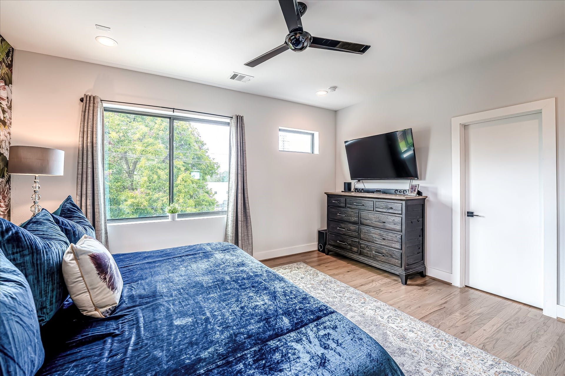 3514 Arlington Street, Houston, TX 77018 Note two separate walk-in closets in the primary suite, providing exceptional storage and organization. Photos reflect previous furnishings. Home is currently vacant. Furnishings shown are for illustrative purposes only.