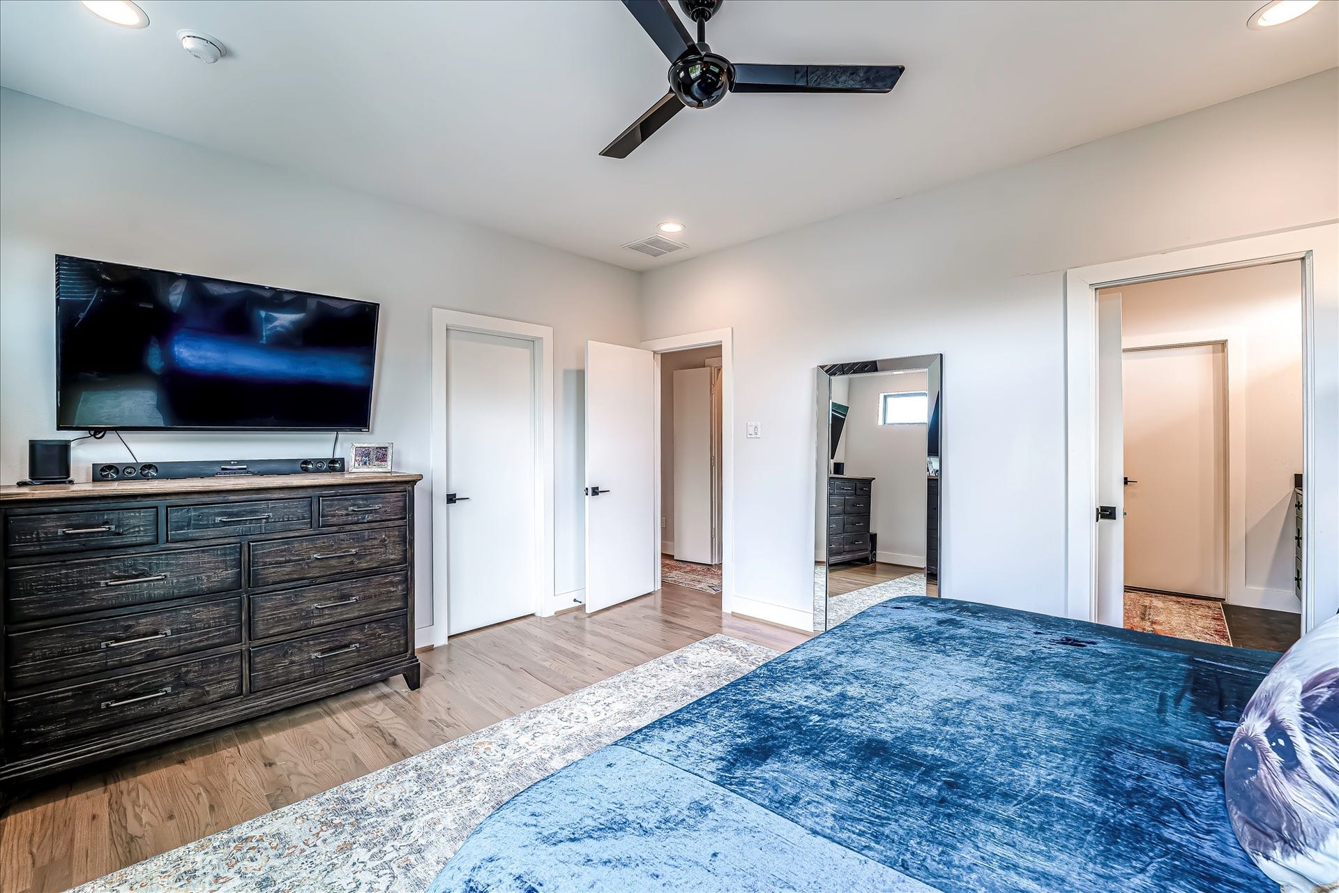 3514 Arlington Street, Houston, TX 77018 Note two separate walk-in closets in the primary suite, providing exceptional storage and organization.Photos reflect previous furnishings. Home is currently vacant. Furnishings shown are for illustrative purposes only.