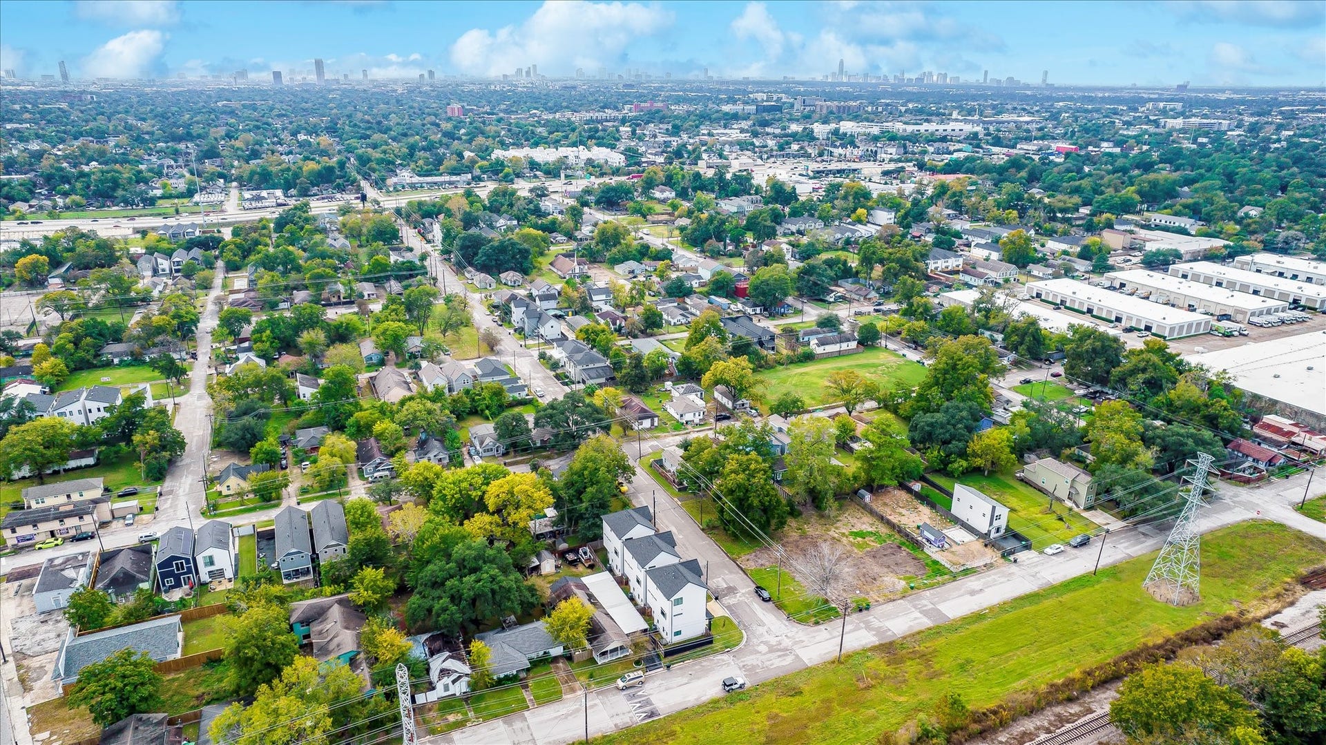 3514 Arlington Street, Houston, TX 77018 Convenient access to I-610, I-45 and Highway 290 makes commuting throughout Houston fast and convenient.