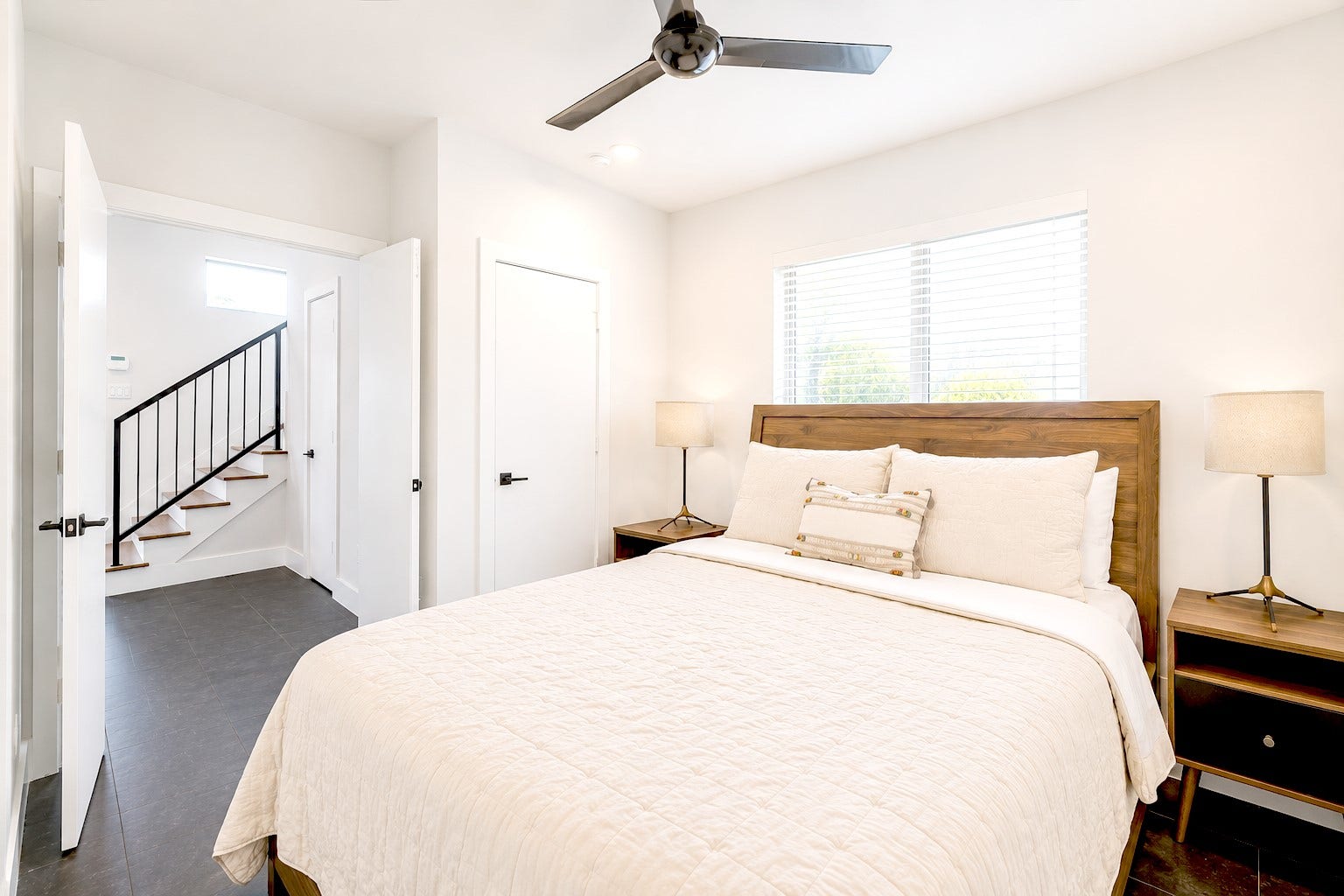 3514 Arlington Street, Houston, TX 77018 Versatile bedroom ideal as a guest suite, nursery, or home office.Photos reflect previous furnishings. Home is currently vacant. Furnishings shown are for illustrative purposes only.