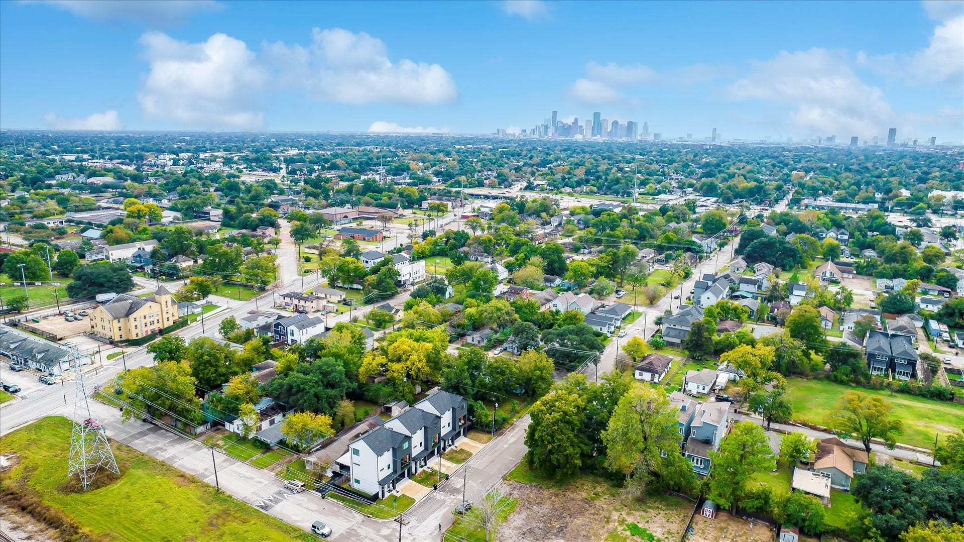 3514 Arlington Street, Houston, TX 77018 Only minutes from premier shopping, entertainment, award-winning restaurants, and Houston's major employment centers.