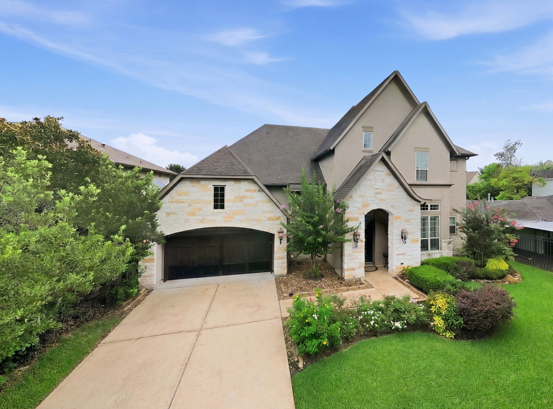 1510 Whispering Pines Drive, Houston, TX 77055 Lovely home with 2 first floor bedrooms! Nice sized driveway! 3 car tandem garage!