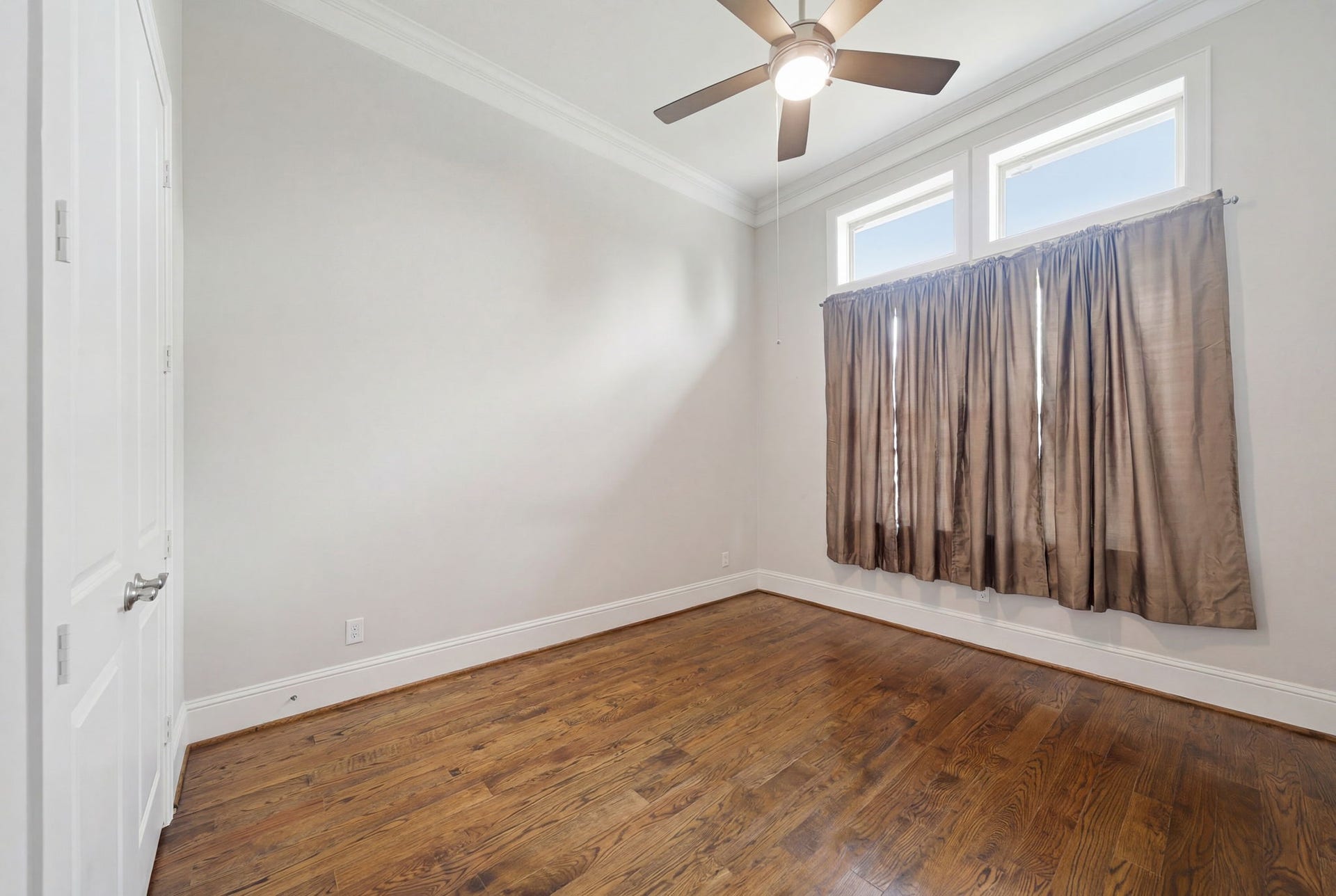 1510 Whispering Pines Drive, Houston, TX 77055 Downstairs guest bedroom