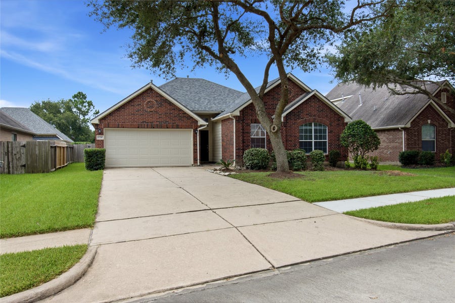Property photo for 6706 Paigetree Lane, Pearland, TX
