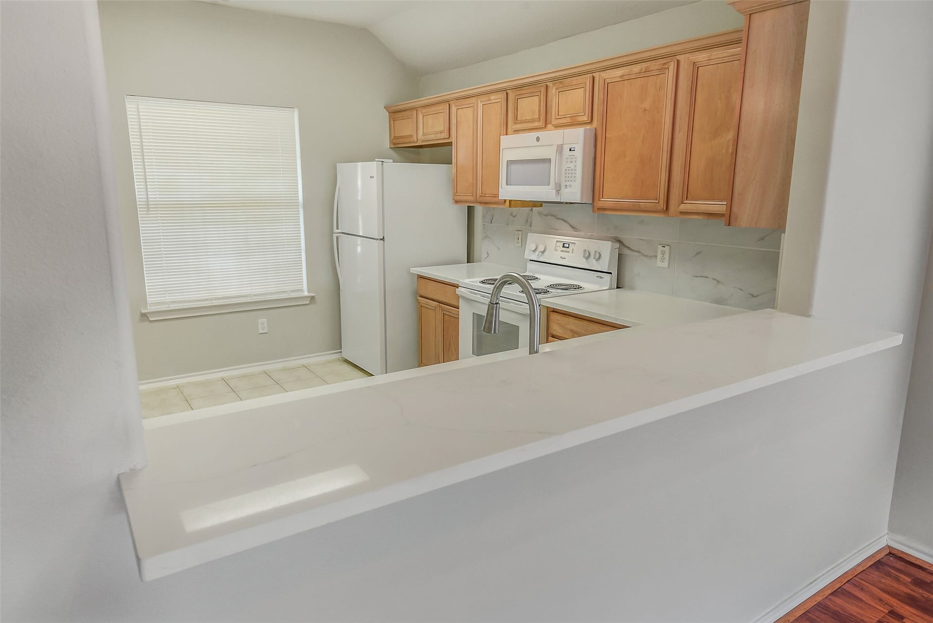 12115 Lucky Meadow Dr, Tomball, TX 77375 Breakfast bar offers convenient casual dining and additional seating area for relaxing and casual conversation