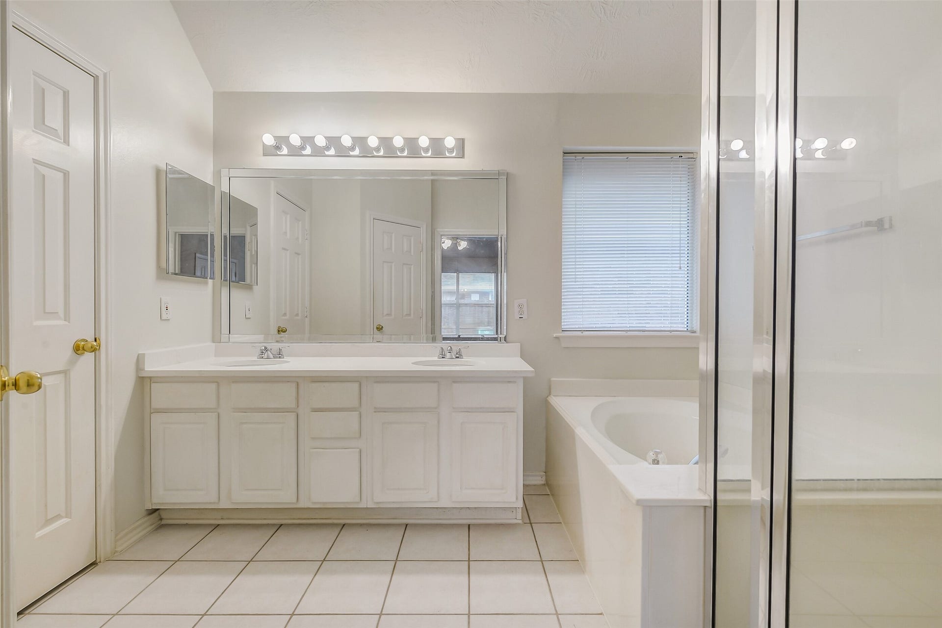 12115 Lucky Meadow Dr, Tomball, TX 77375 Primary bathroom with double sinks, jetted tub, and separate standing shower