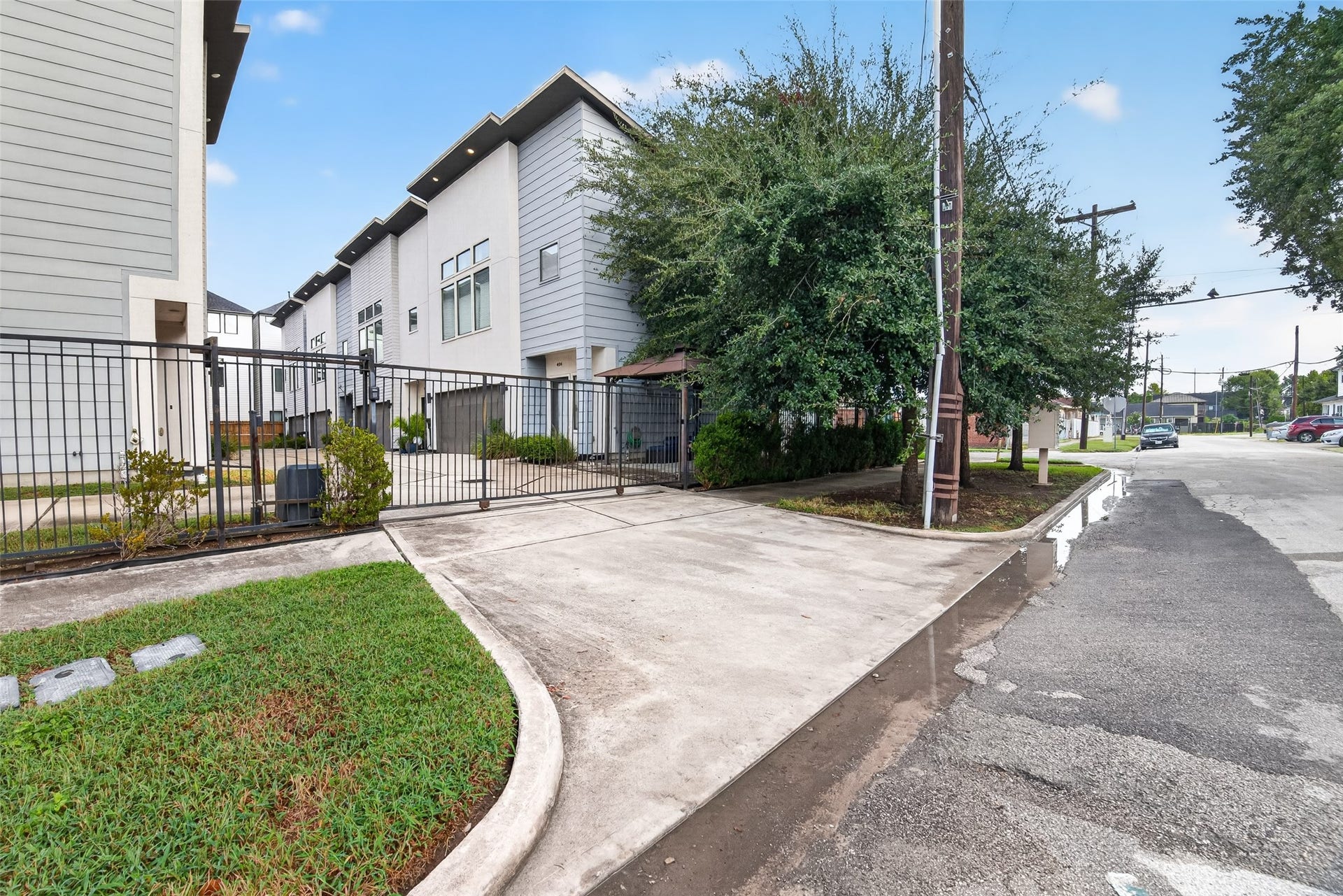 404 Drennan Street, Houston, TX 77003 Private and gated community.