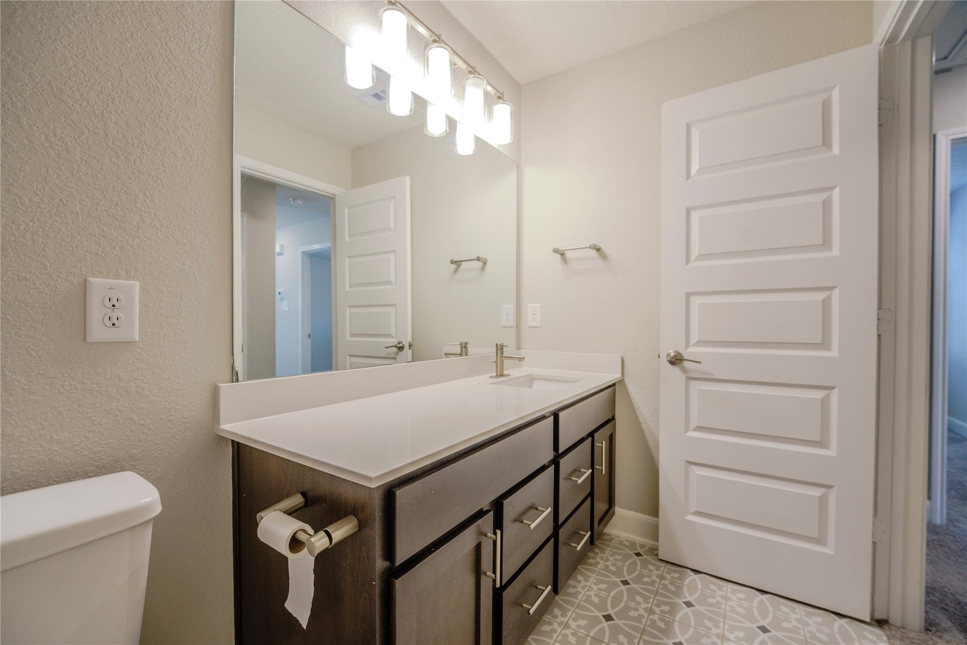 8609 Cedar Brook Point Drive, Houston, TX 77080 Jack and Jill bathroom