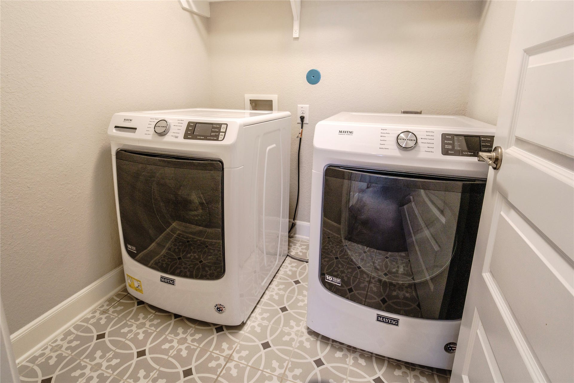 8609 Cedar Brook Point Drive, Houston, TX 77080 Upstairs laundry room