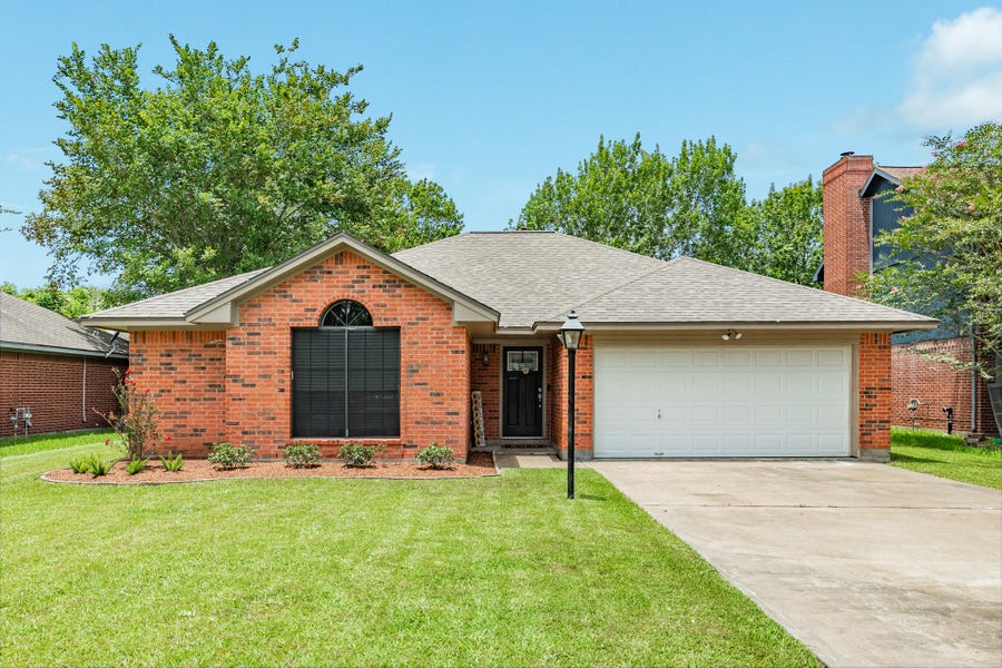 Property photo for 112 Papaya Street, Lake Jackson, TX