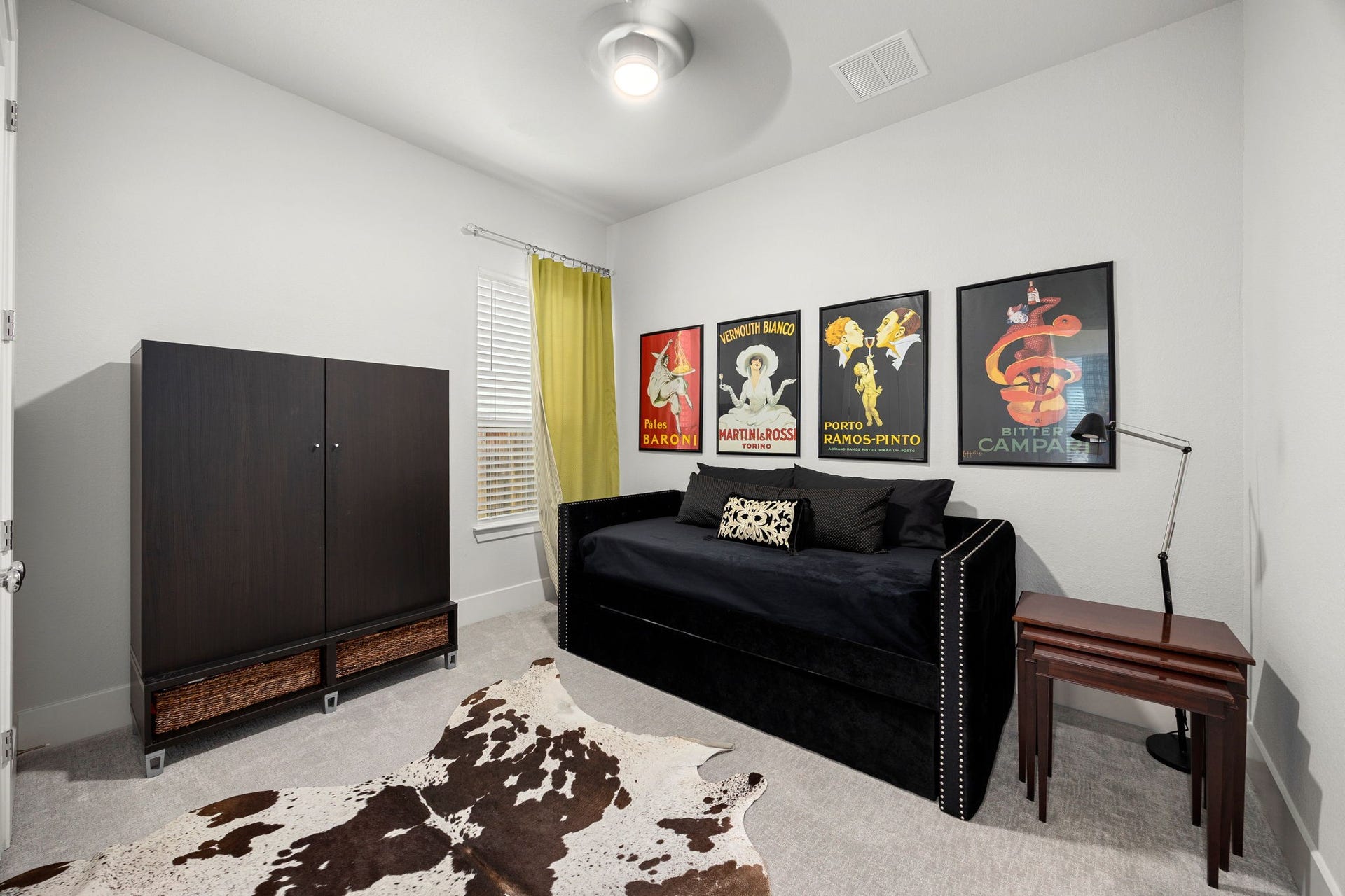18 Gentle Branch Place, The Woodlands, TX 77375 Flexible and functional, this bright guest bedroom offers a versatile layout that easily doubles as a media room or cozy den. Neutral walls and modern lighting create a clean canvas for any lifestyle, from a comfortable sleep space to a private entertainment lounge.