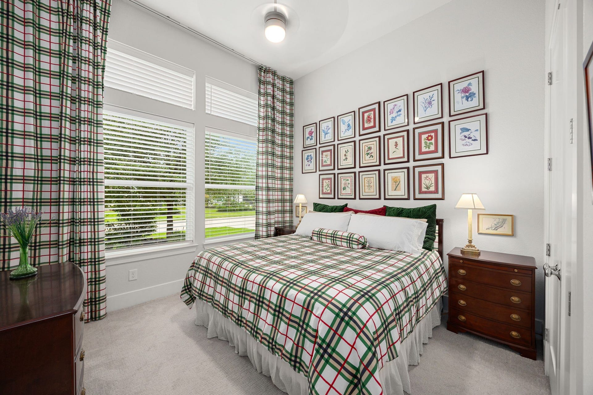 18 Gentle Branch Place, The Woodlands, TX 77375 This charming and spacious secondary bedroom features massive windows that fill the room with natural light. With high ceilings, a designer light fixture, and neutral finishes, this comfortable retreat offers plenty of space for guests or family members.