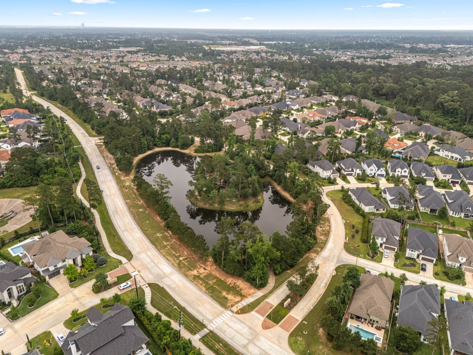 18 Gentle Branch Place, The Woodlands, TX 77375 This "nature village" is meticulously planned around expansive greenbelts, scenic ponds, and an extensive network of walking and biking trails. Residents enjoy unmatched community connectivity with easy access to top-rated schools, neighborhood parks, and the walkable retail and dining epicenter of Creekside Park.