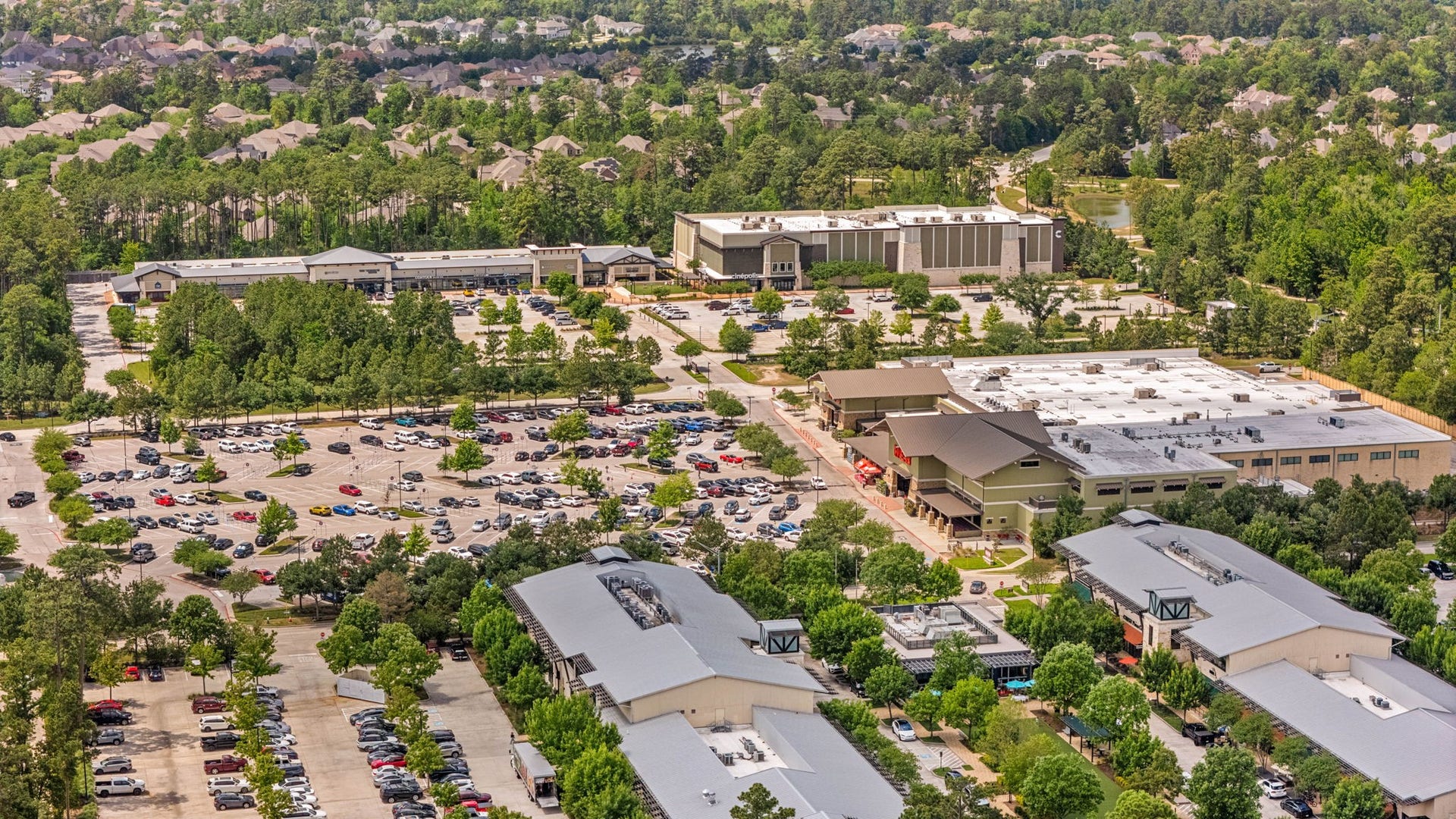 18 Gentle Branch Place, The Woodlands, TX 77375 Enjoy world-class convenience just minutes away at the Creekside Park Village Center. This vibrant destination offers an array of upscale dining, boutique shopping, and everyday essentials like H-E-B, all within a beautifully designed, walkable environment that perfectly complements The Woodlands lifestyle.