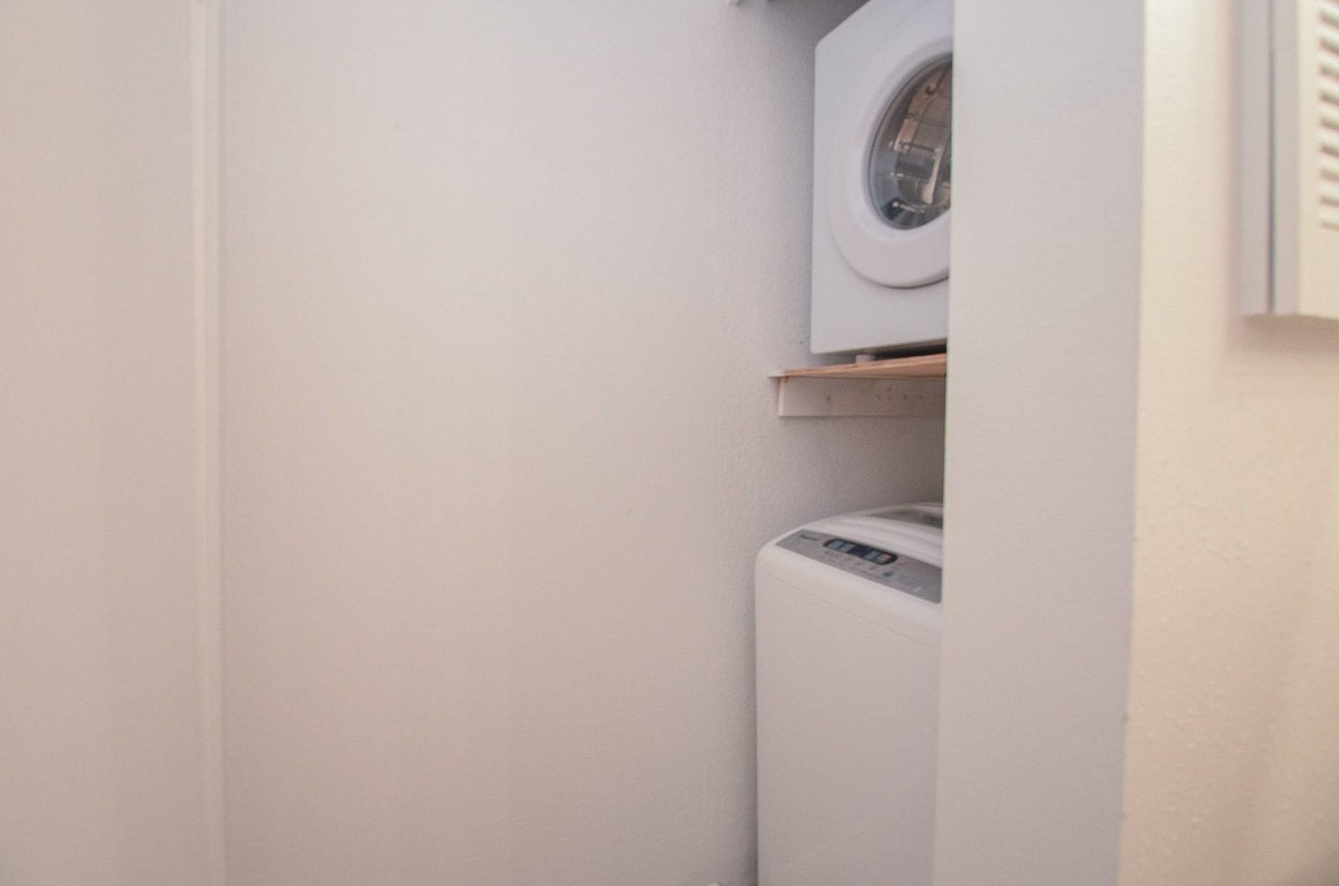 Washer/Dryer included!