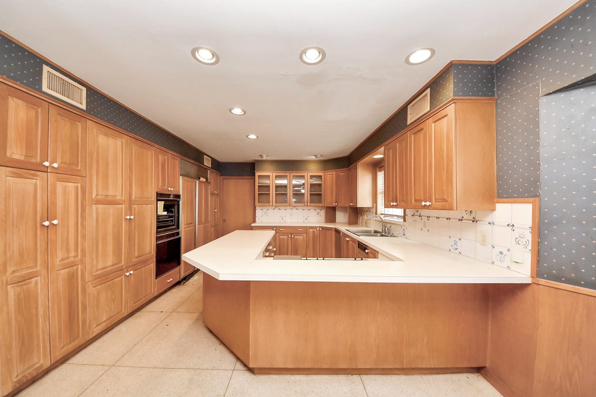 17115 County Road 831, Pearland, TX 77584 Expansive counter space