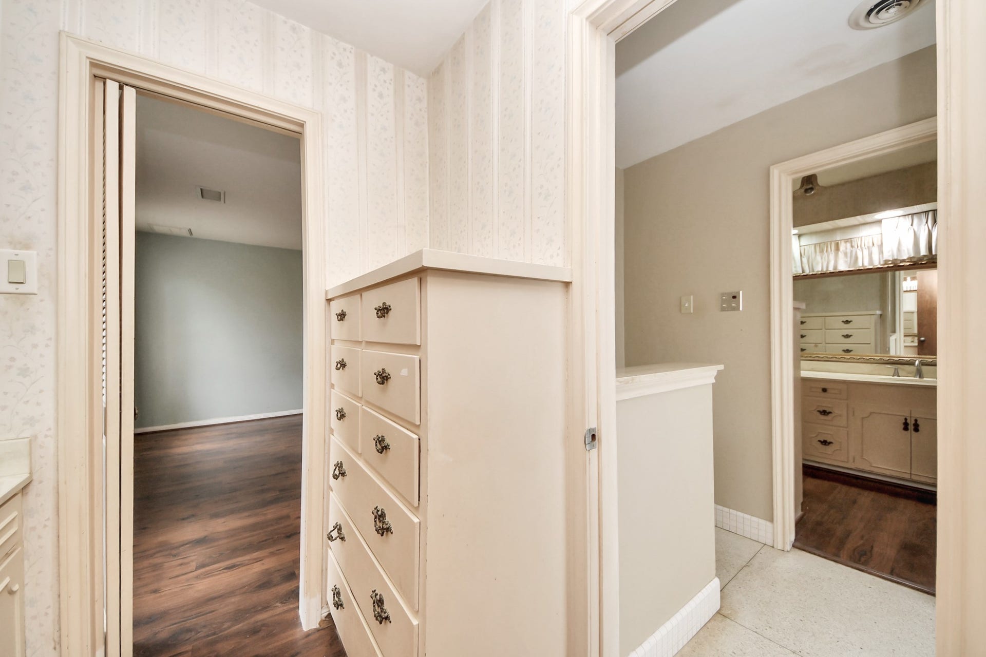 17115 County Road 831, Pearland, TX 77584 Hollywood bath in the primary featuring his and hers vanities with built in cabinetry.