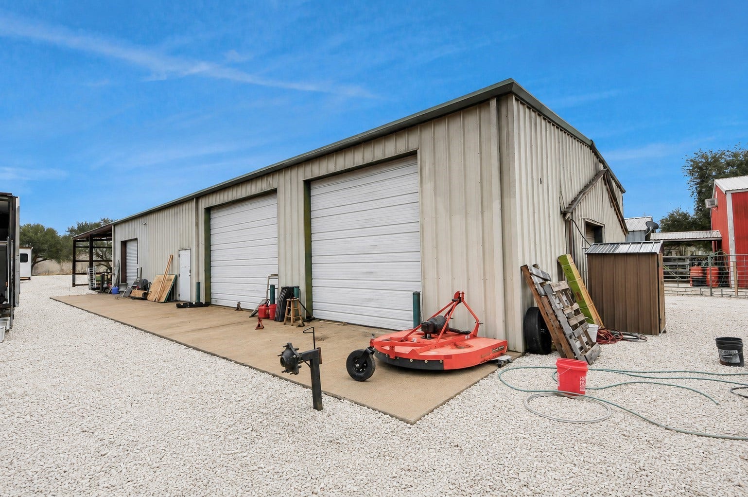 17115 County Road 831, Pearland, TX 77584 3,200 sq ft shop with 14' eaves, 800 sq ft airconditioned office, car lift and 2000 sq ft lean-to. Ai assisted pic