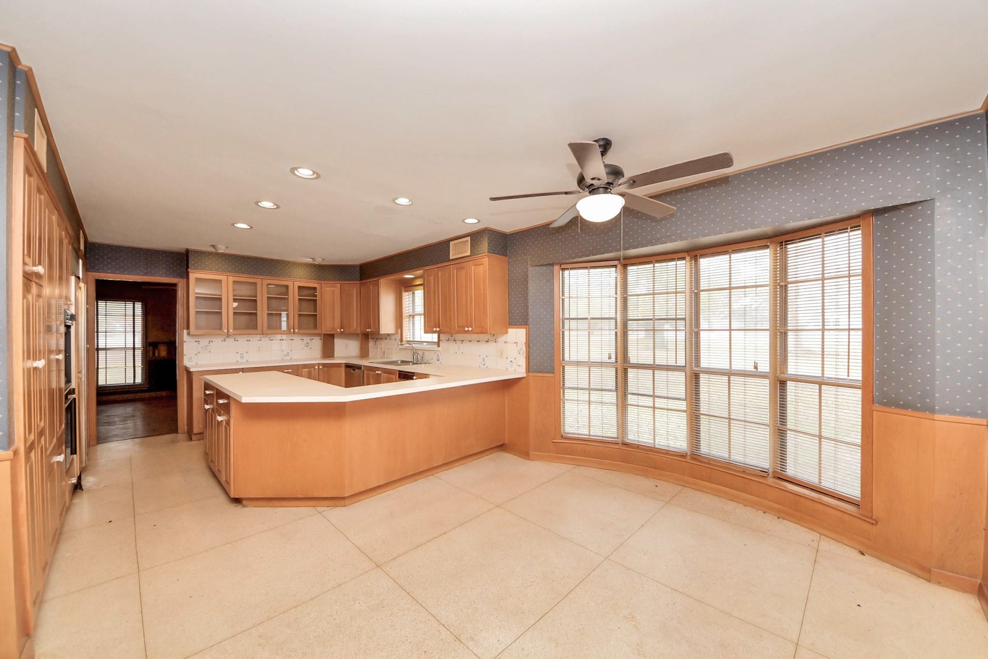 17115 County Road 831, Pearland, TX 77584 Kitchen/Dining combo with large bay windows for natural light.