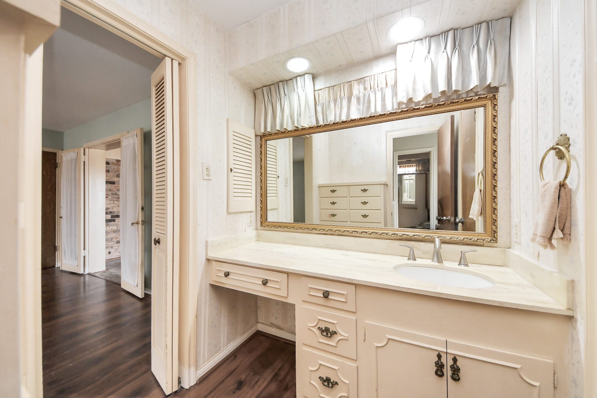 17115 County Road 831, Pearland, TX 77584 Vanity with makeup area.