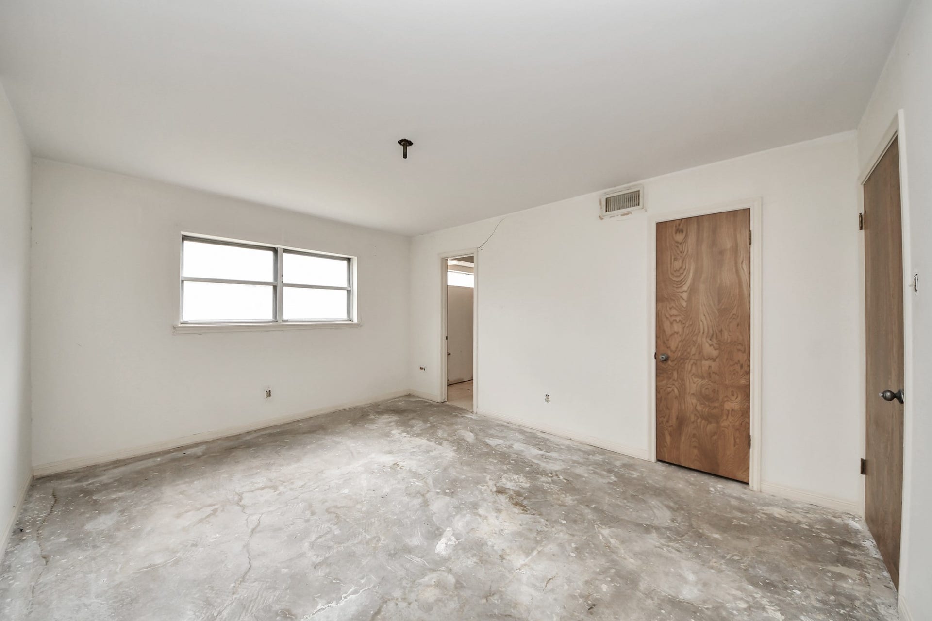 17115 County Road 831, Pearland, TX 77584 Third spare bedroom with walk-in closet and access to the Jack-in-Jill bath.
