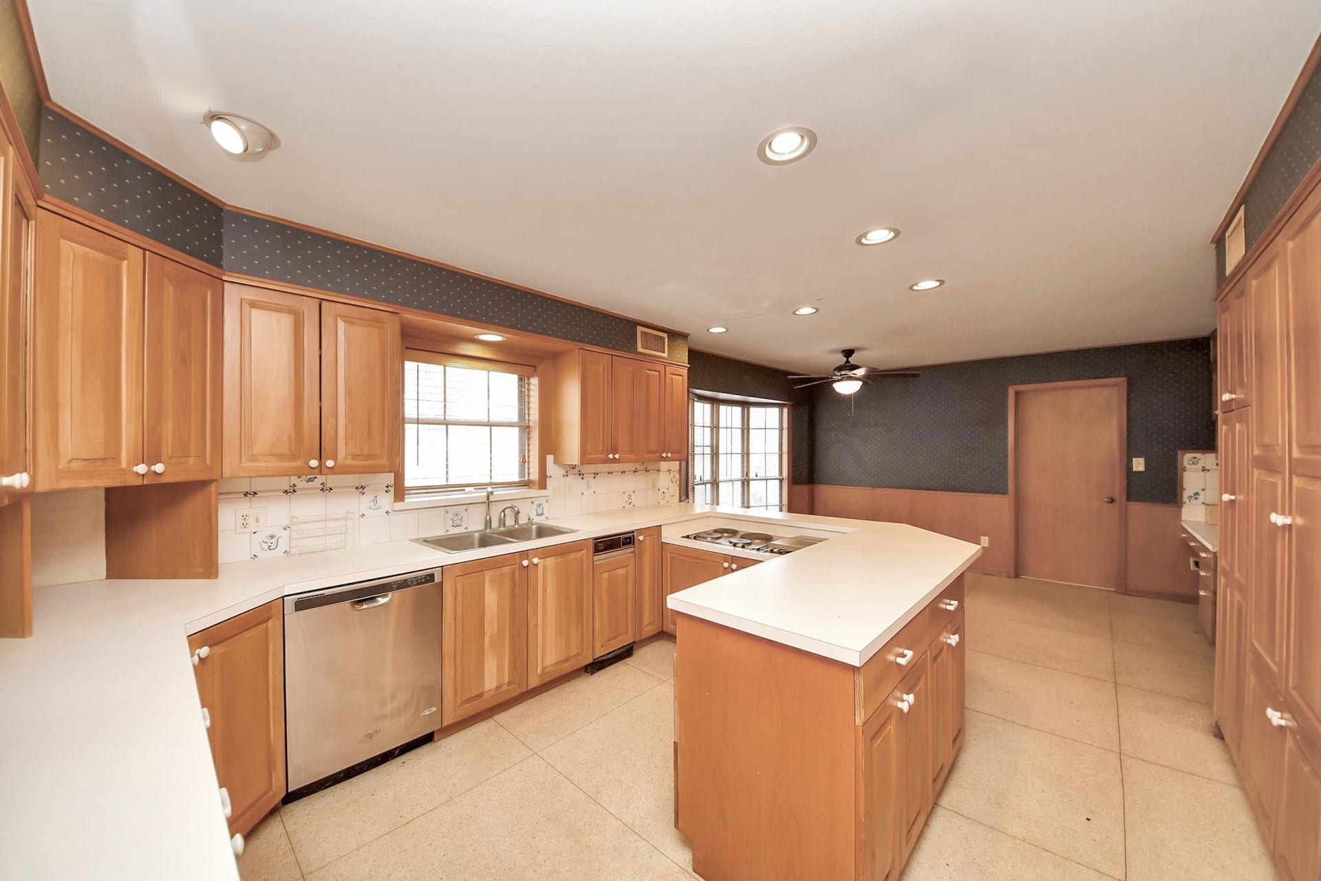 17115 County Road 831, Pearland, TX 77584 Real wood cabinets!