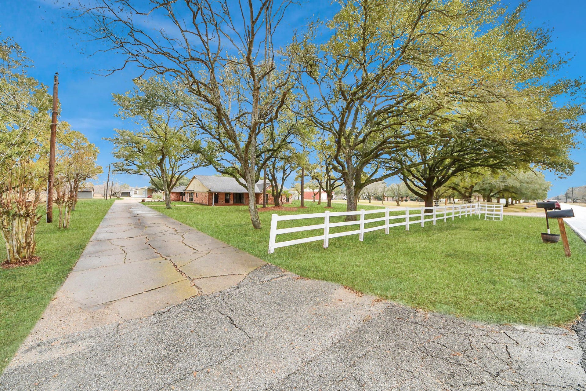 17115 County Road 831, Pearland, TX 77584 At the end of the long drive sits the 2,432 manufactured home with 2 car garage and car port