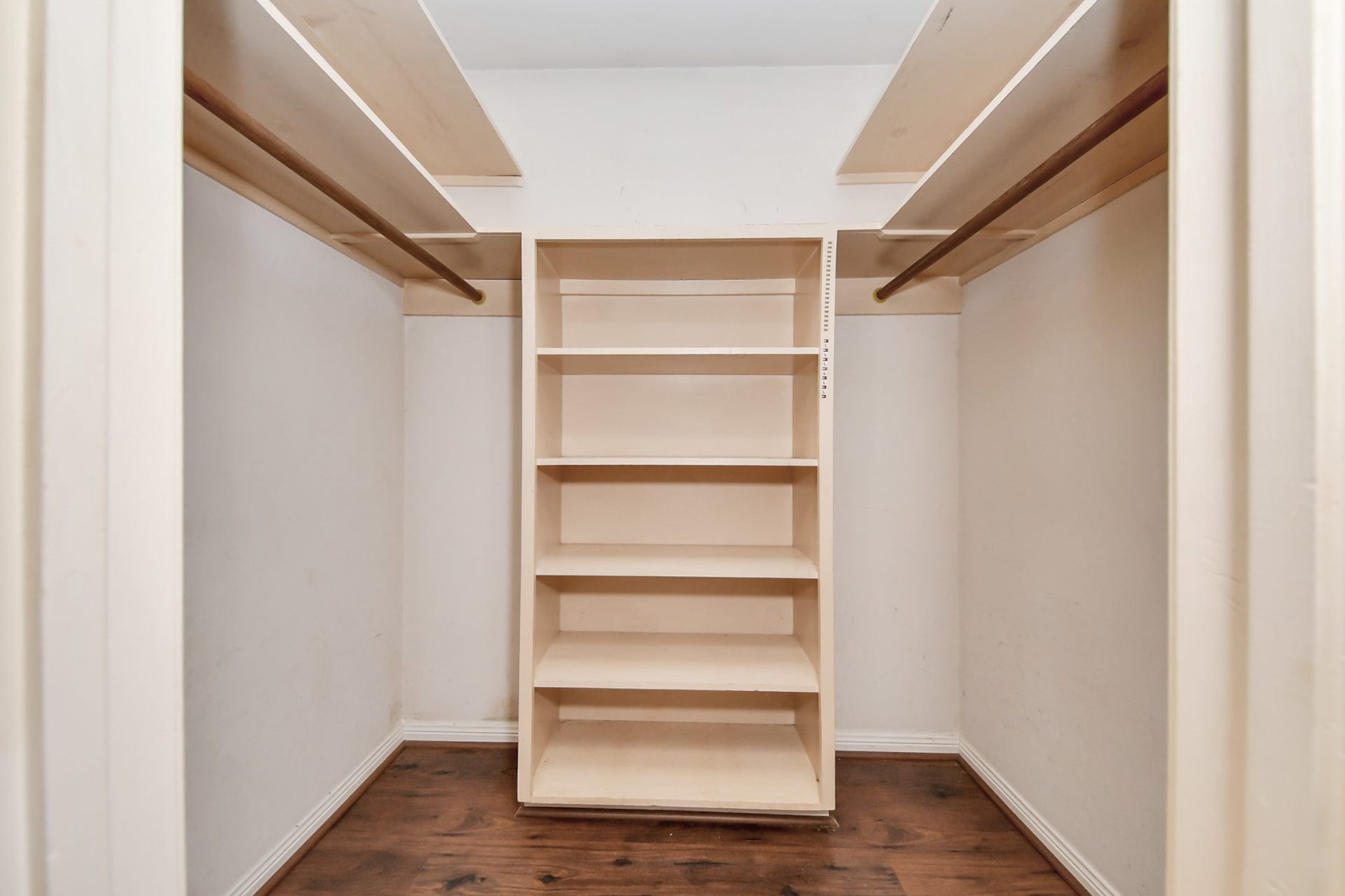 17115 County Road 831, Pearland, TX 77584 One of the walk-in closets.