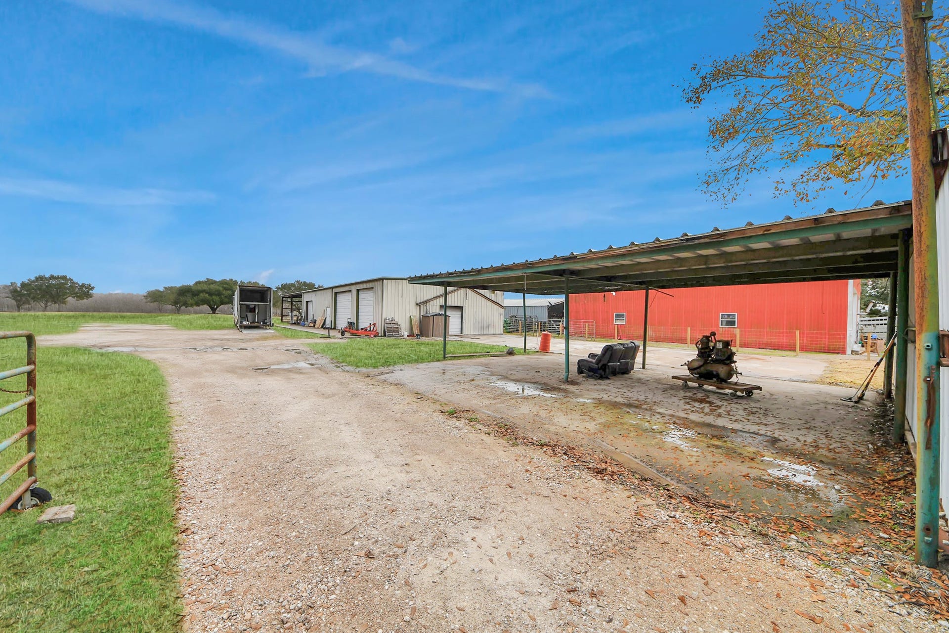 17115 County Road 831, Pearland, TX 77584 Lean-to could easily be enclosed to provide more storage.