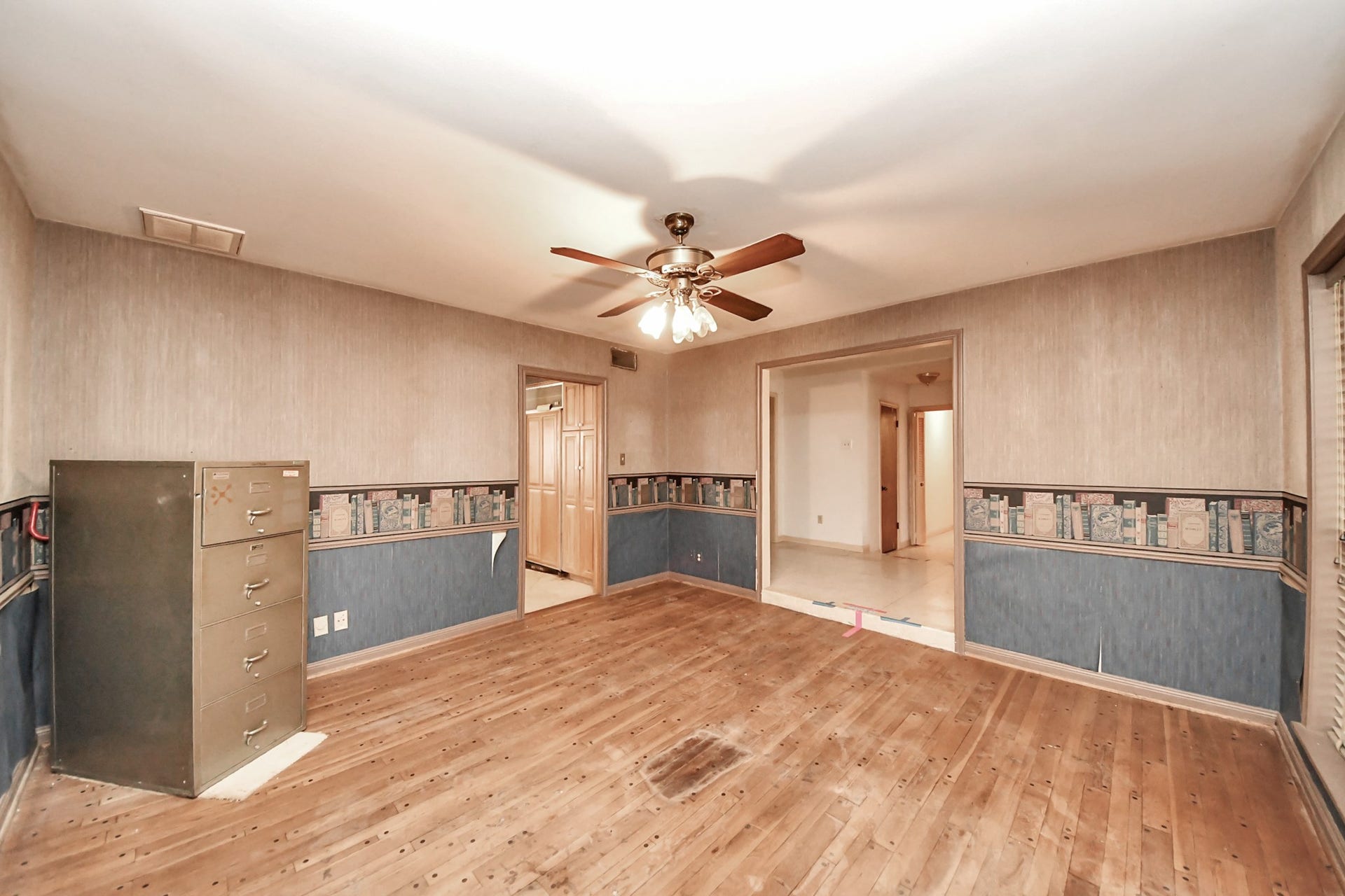 17115 County Road 831, Pearland, TX 77584 Currently used as an office but could be a formal dining or whatever your heart desires.