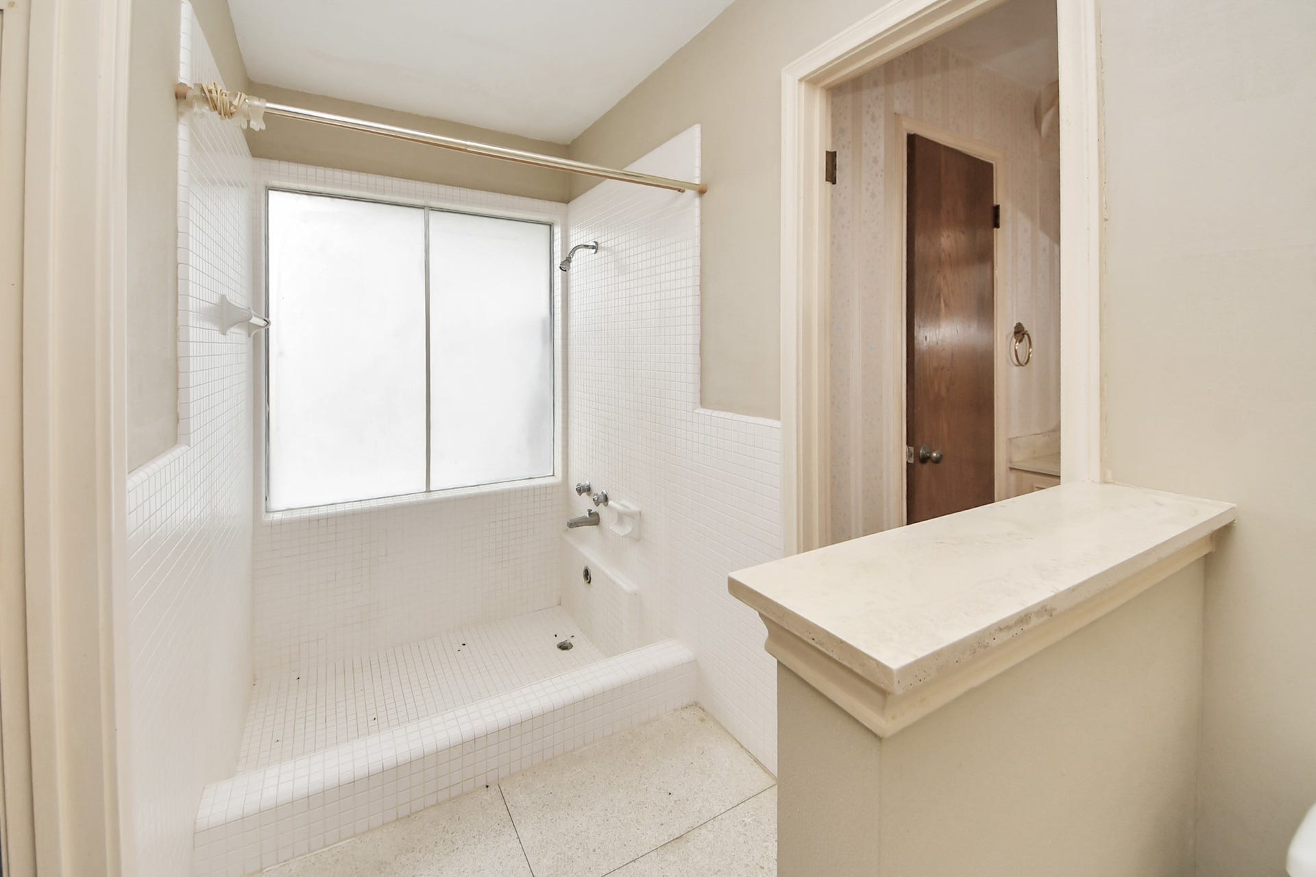 17115 County Road 831, Pearland, TX 77584 Think of all the possibilities for this shower!