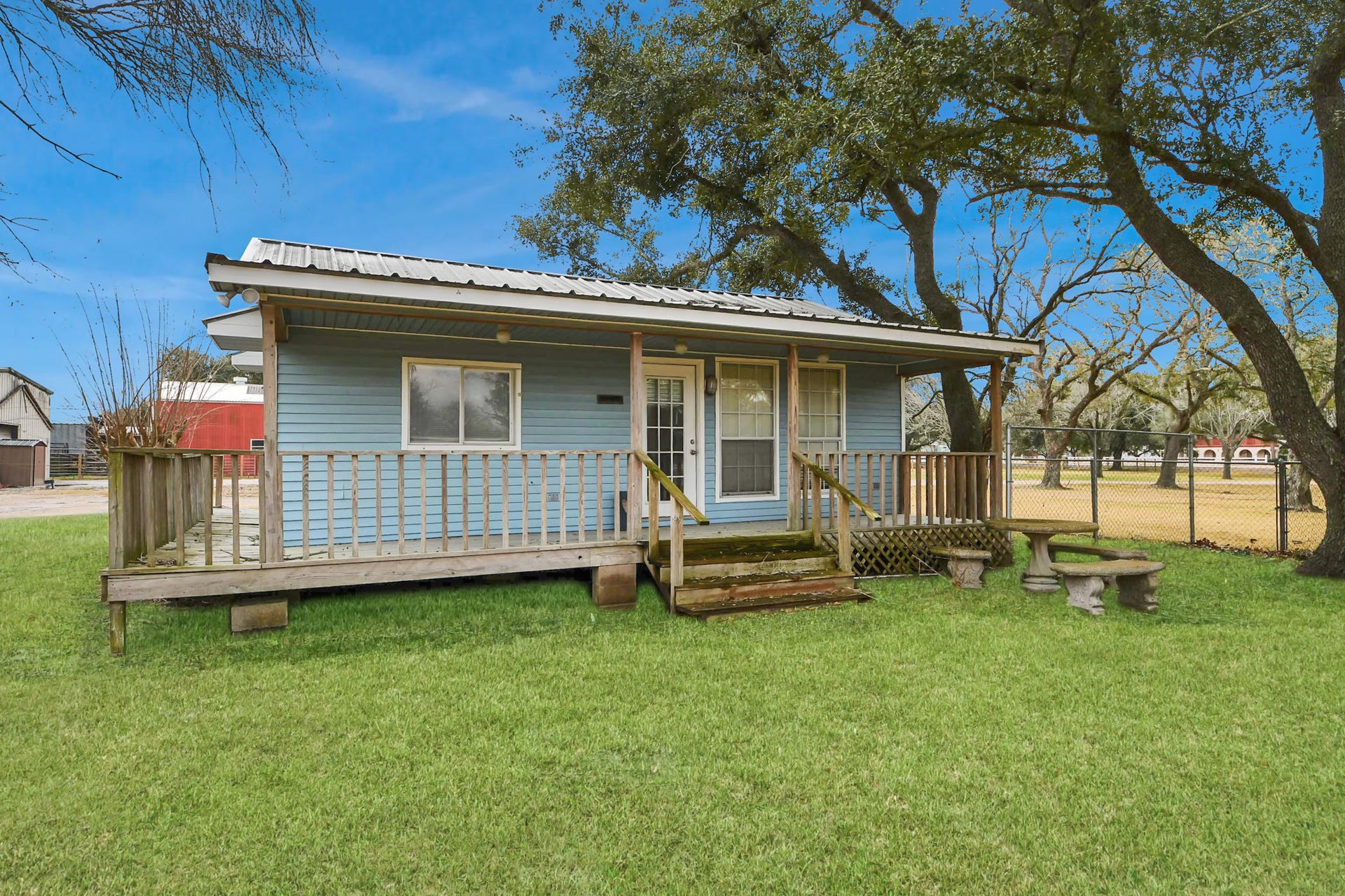 17115 County Road 831, Pearland, TX 77584 Guest house is 532 sq ft and features a full kitchen, bath and open concept bedroom/living room.