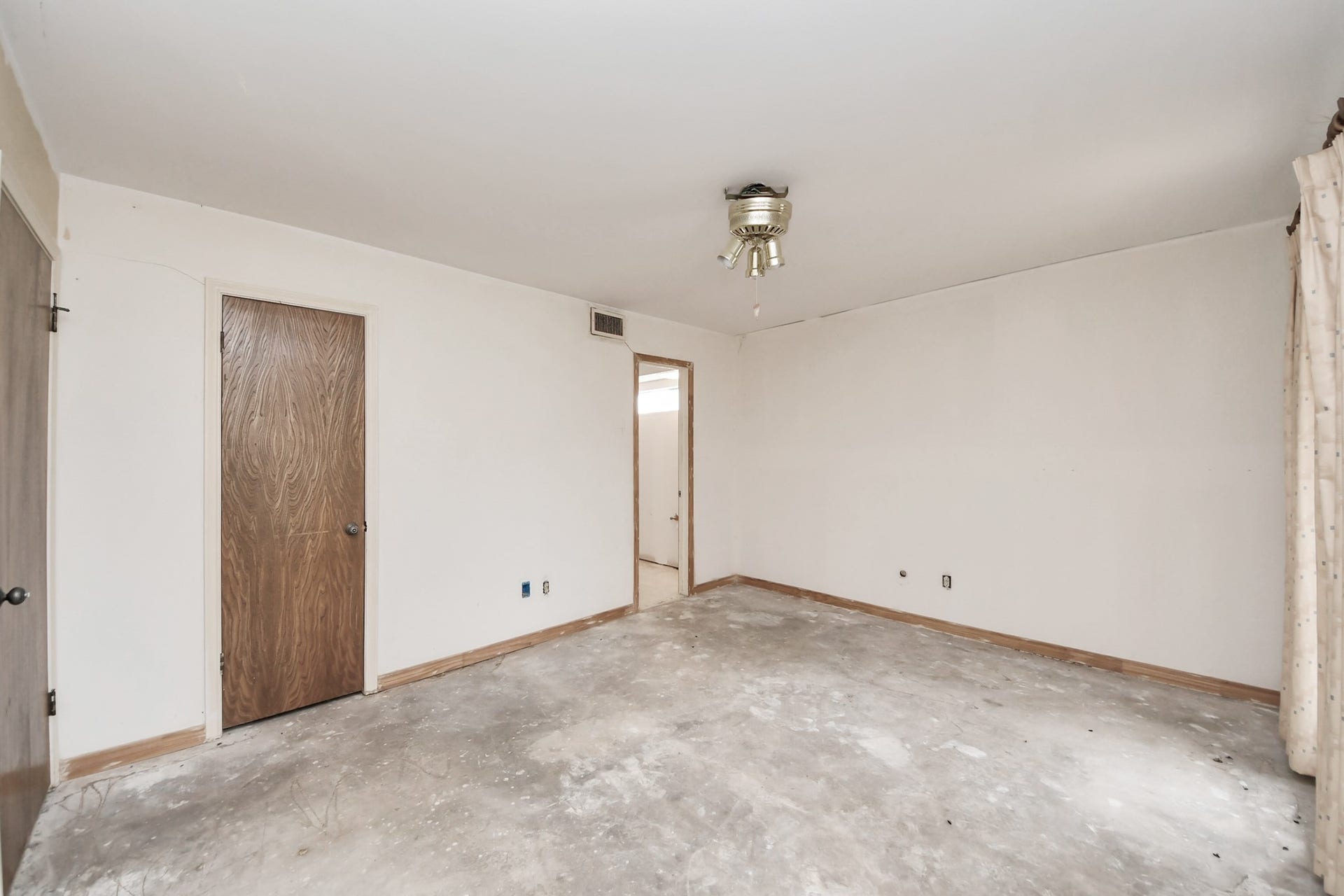 17115 County Road 831, Pearland, TX 77584 Second spare bedroom with walk-in closet and jack-n-jill bath (once completed)
