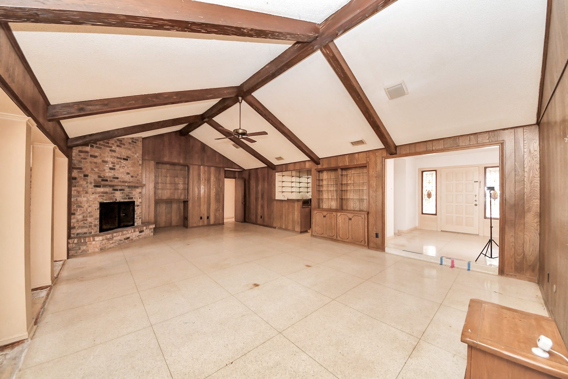 17115 County Road 831, Pearland, TX 77584 Enormous living room with beautiful beams on the vaulted ceiling, Terrazzo floors and a wet bar.