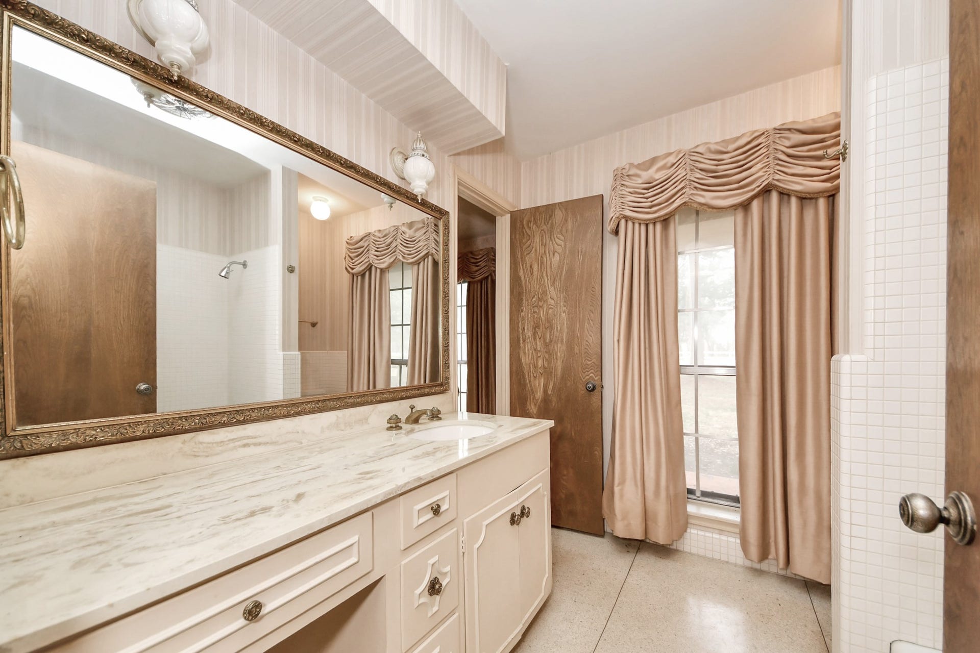 17115 County Road 831, Pearland, TX 77584 Spare bathroom with access to the first spare bedroom.