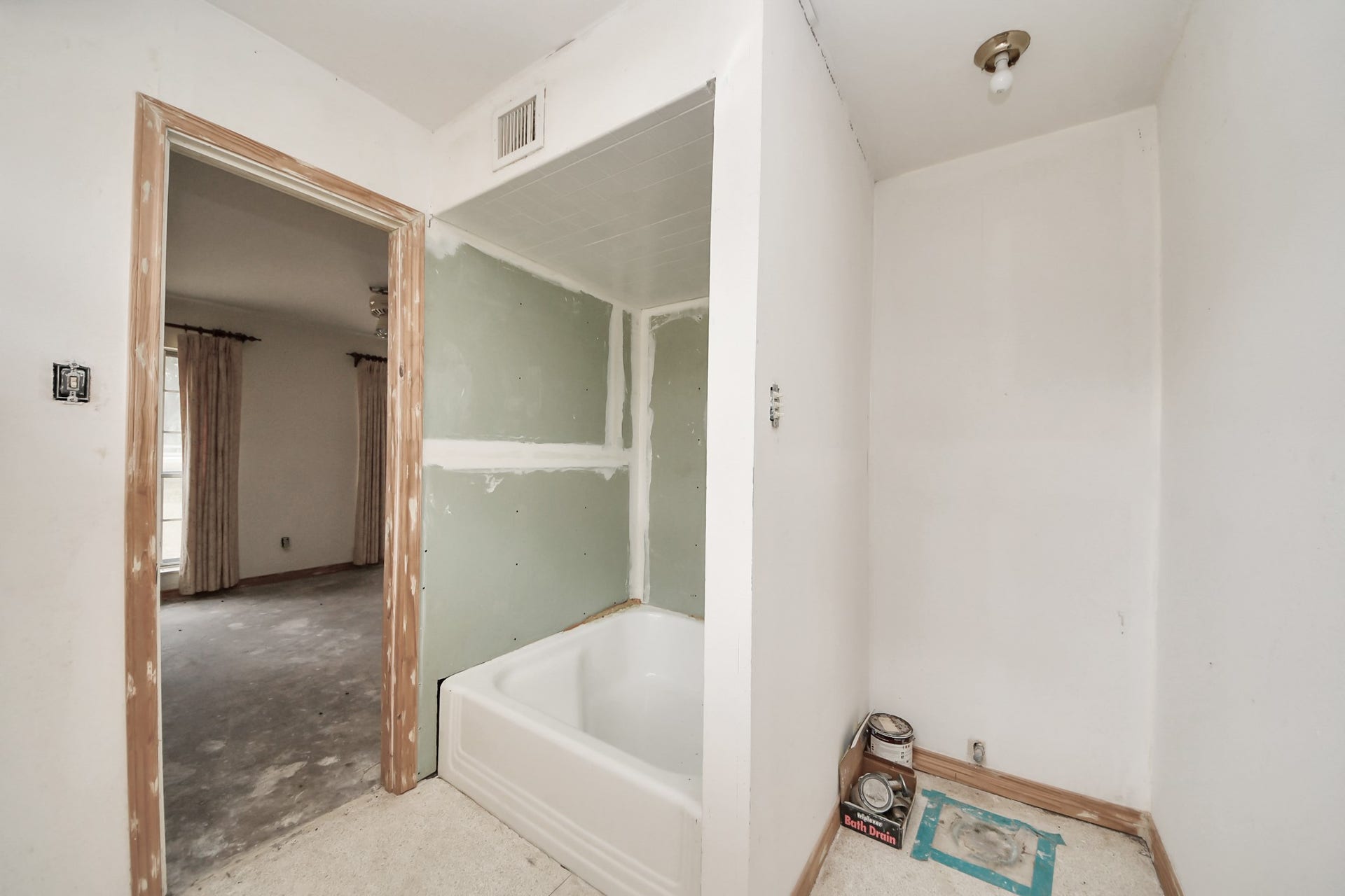 17115 County Road 831, Pearland, TX 77584 Huge Jack-in-Jill bathroom plumbed for dual sinks and ready for your vision!