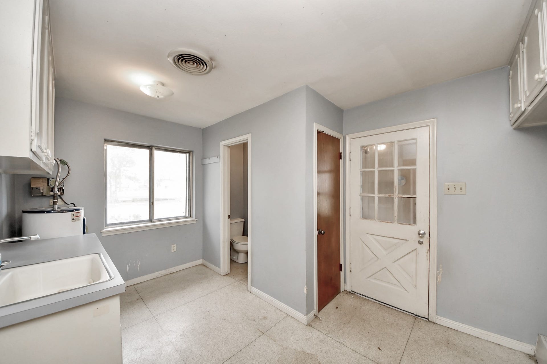 17115 County Road 831, Pearland, TX 77584 Entrance from the back patio into the large mud/laundry room with half bath