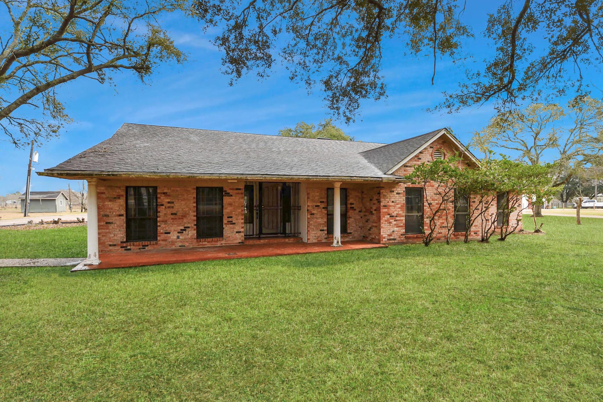 17115 County Road 831, Pearland, TX 77584 Expansive 3,443 sq ft home that needs some TLC and a vision!