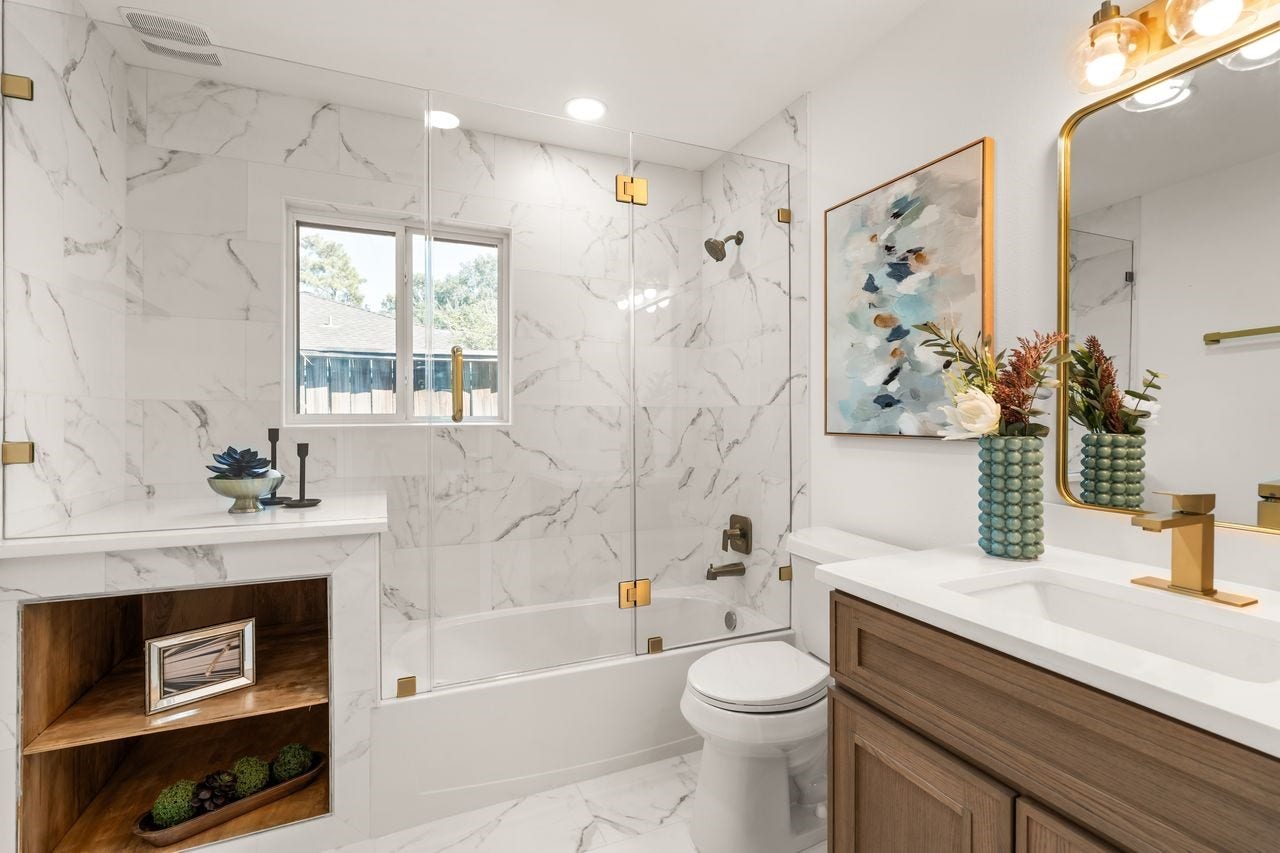 5207 Hummingbird Street, Houston, TX 77035 Updated secondary full bath with clean modern finishes